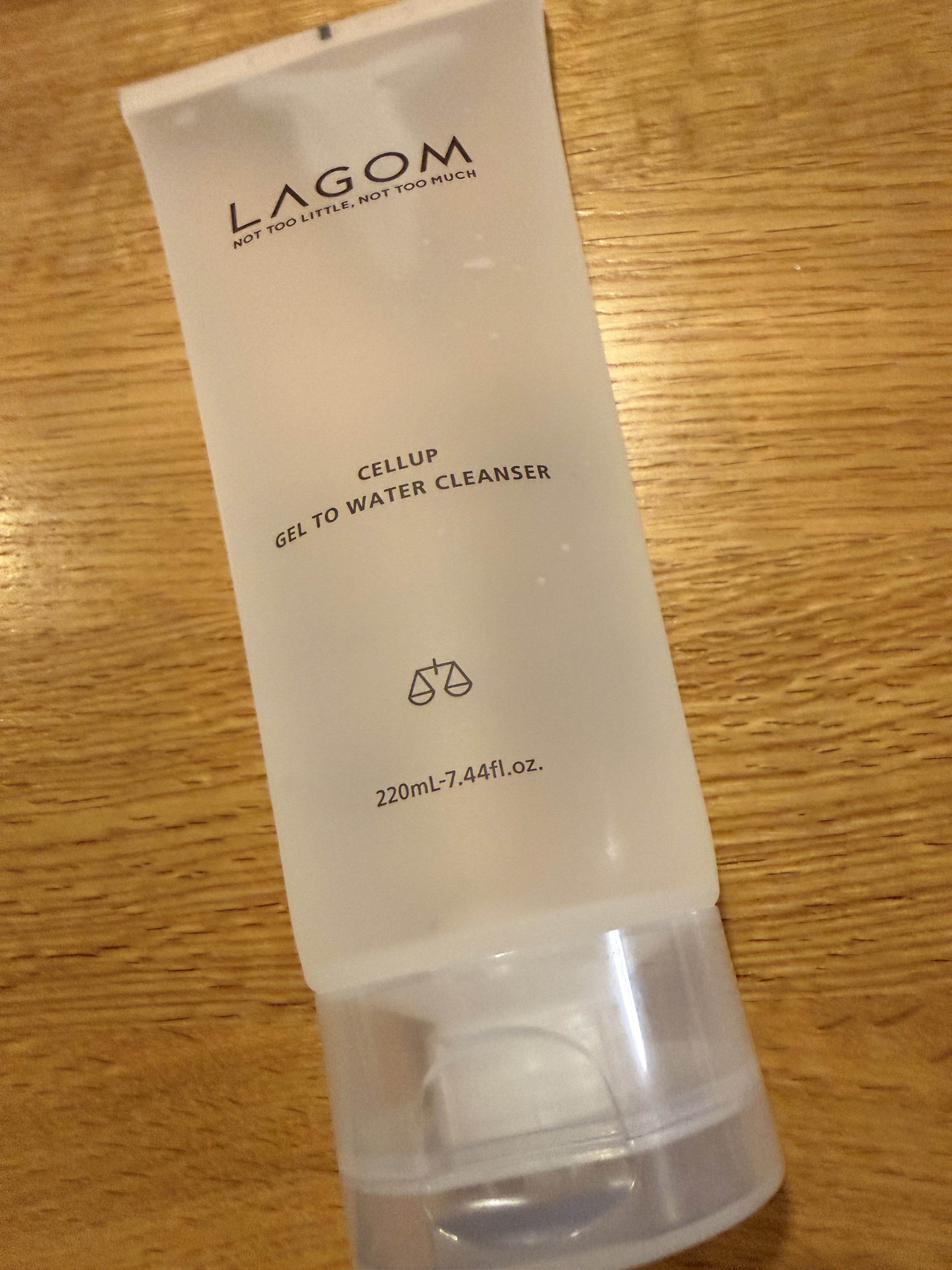 LAGOMジェルトゥウォーター クレンザー
朝用洗顔220ml¥2,310

泡立て要らずで洗顔ができます！！
小鼻の汚れも落としてくれますし、少量を手に取ると伸びてくれるので気持ちいいです。

洗い上がりもさっぱりしていて、し