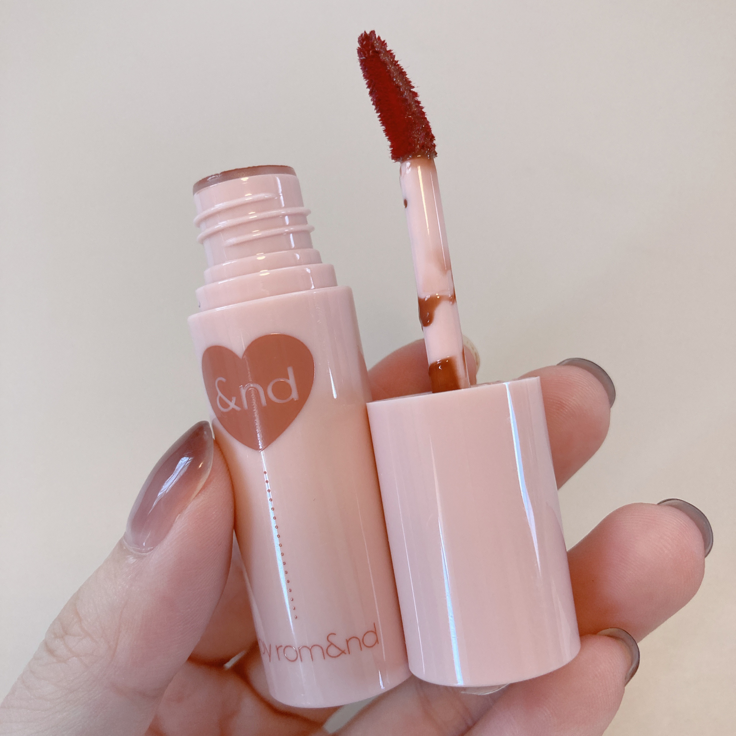 アンドバイロムアンド　グラッシーボムティント/&nd by rom&nd/リップティントを使ったクチコミ（2枚目）