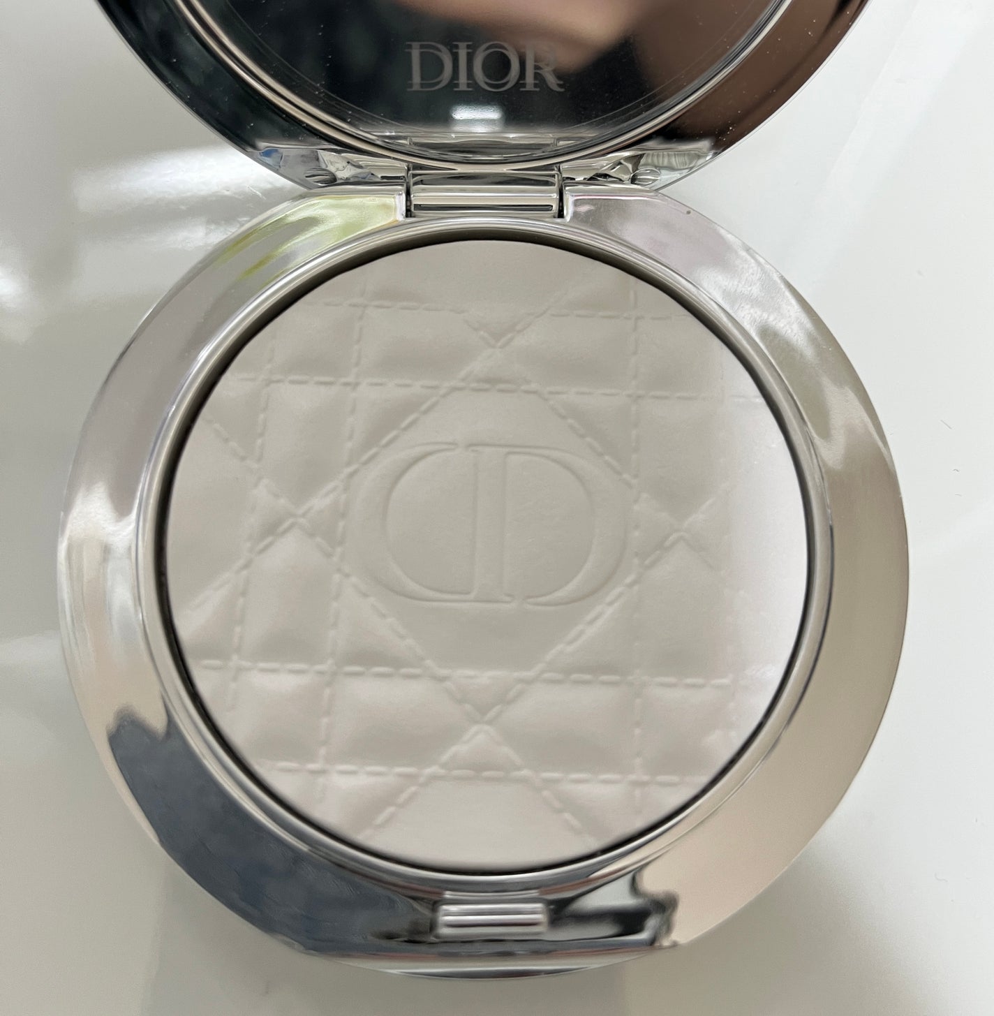 ディオールスキン フォーエヴァー ヌード ラディアント フィルター/Dior/フェイスパウダーを使ったクチコミ(3枚目)