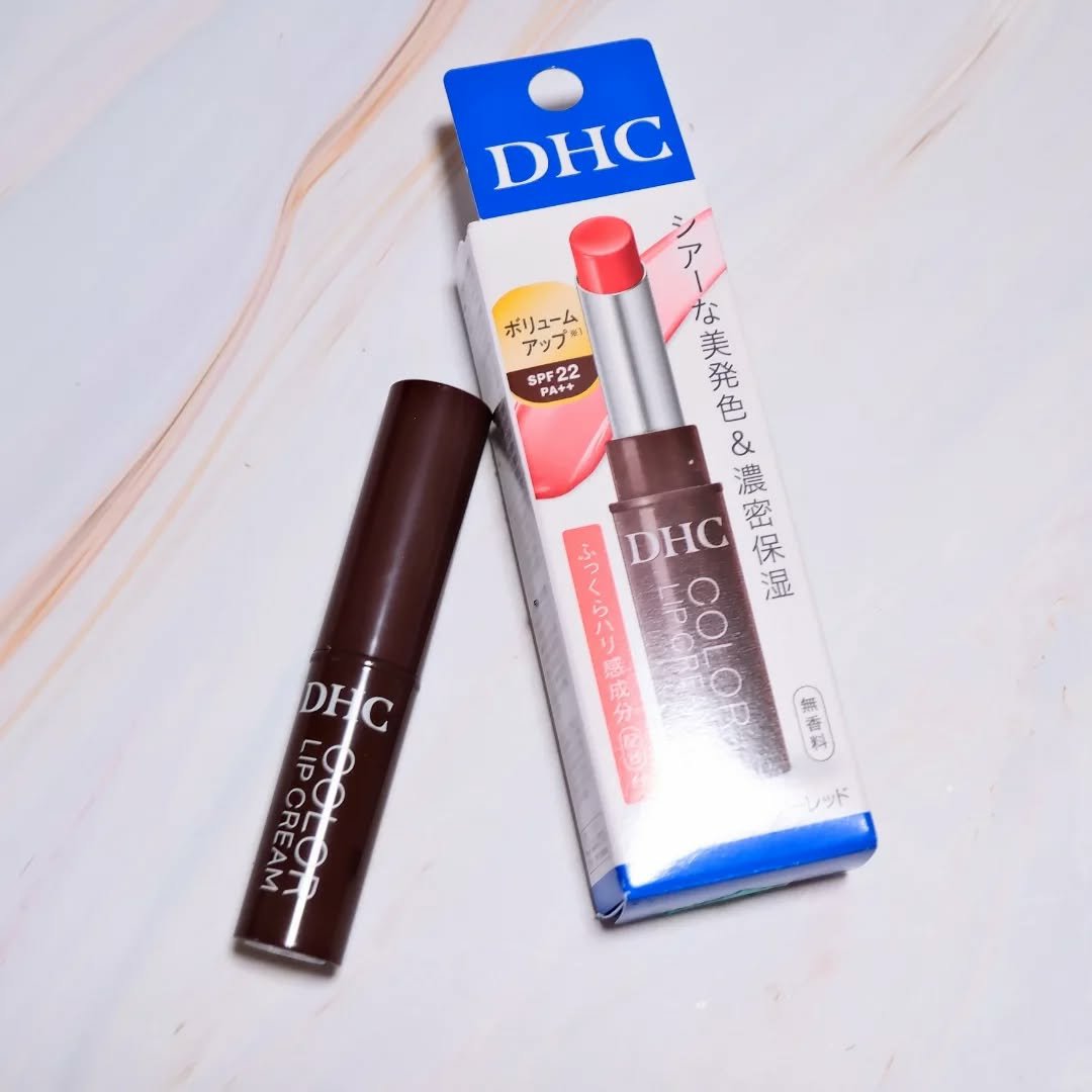 #PR DHCリップクリーム
✨濃密保湿とうるおいキープを叶える設計✨
⭐特徴⭐
濃密保湿感&プランパー処方※　※メークアップ効果による

⭐使用感⭐
うるおいを感じるテクスチャーだから、
唇の乾燥が気になる時は、2度塗りをしています✨

