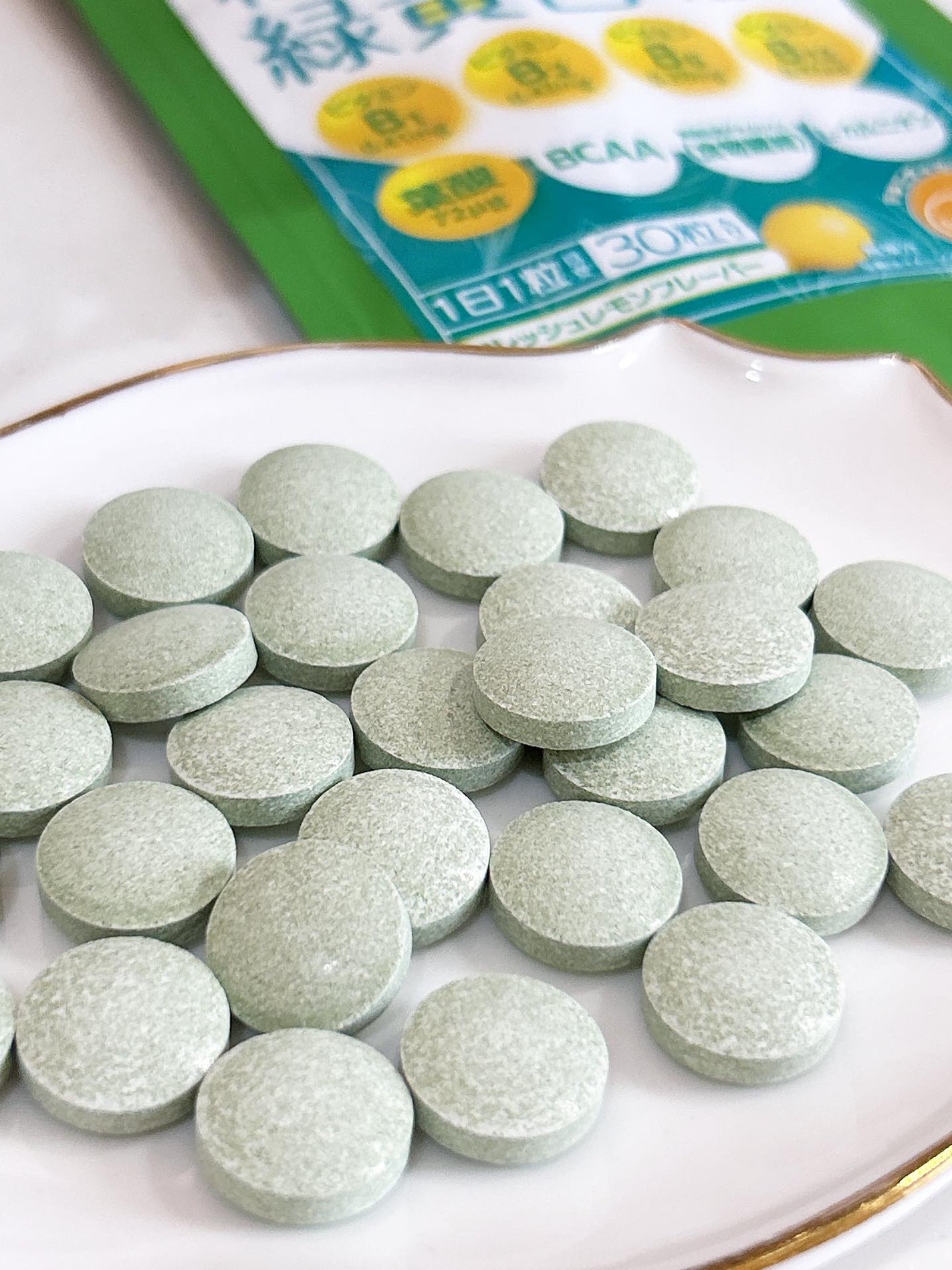 あやちゃん@フォロバ100 on LIPS 「噛んで摂る青汁❤️最近始めたわたしの緑黄色plus💓健康と美容..」(2枚目)