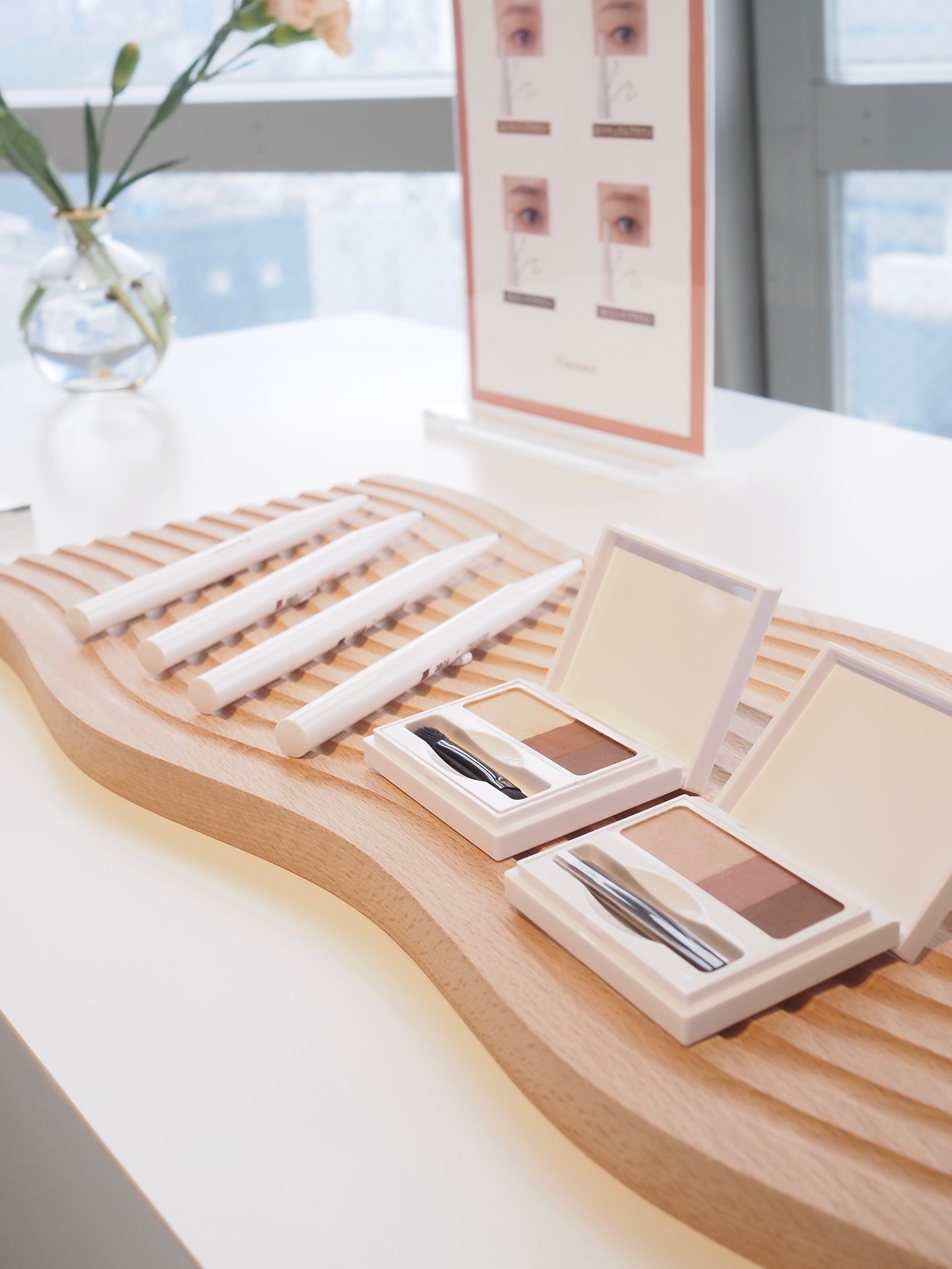 エナモルさんの新製品発表会へ✨

ブランド初！待望のアイブロウアイテムがついに誕生🎉
イージーニュアンスアイブロウシリーズとしてペンシル＆パウダーが9月25日にデビューしました👏
YouTubeでも眉系の動画が大人気な、かじえりさん