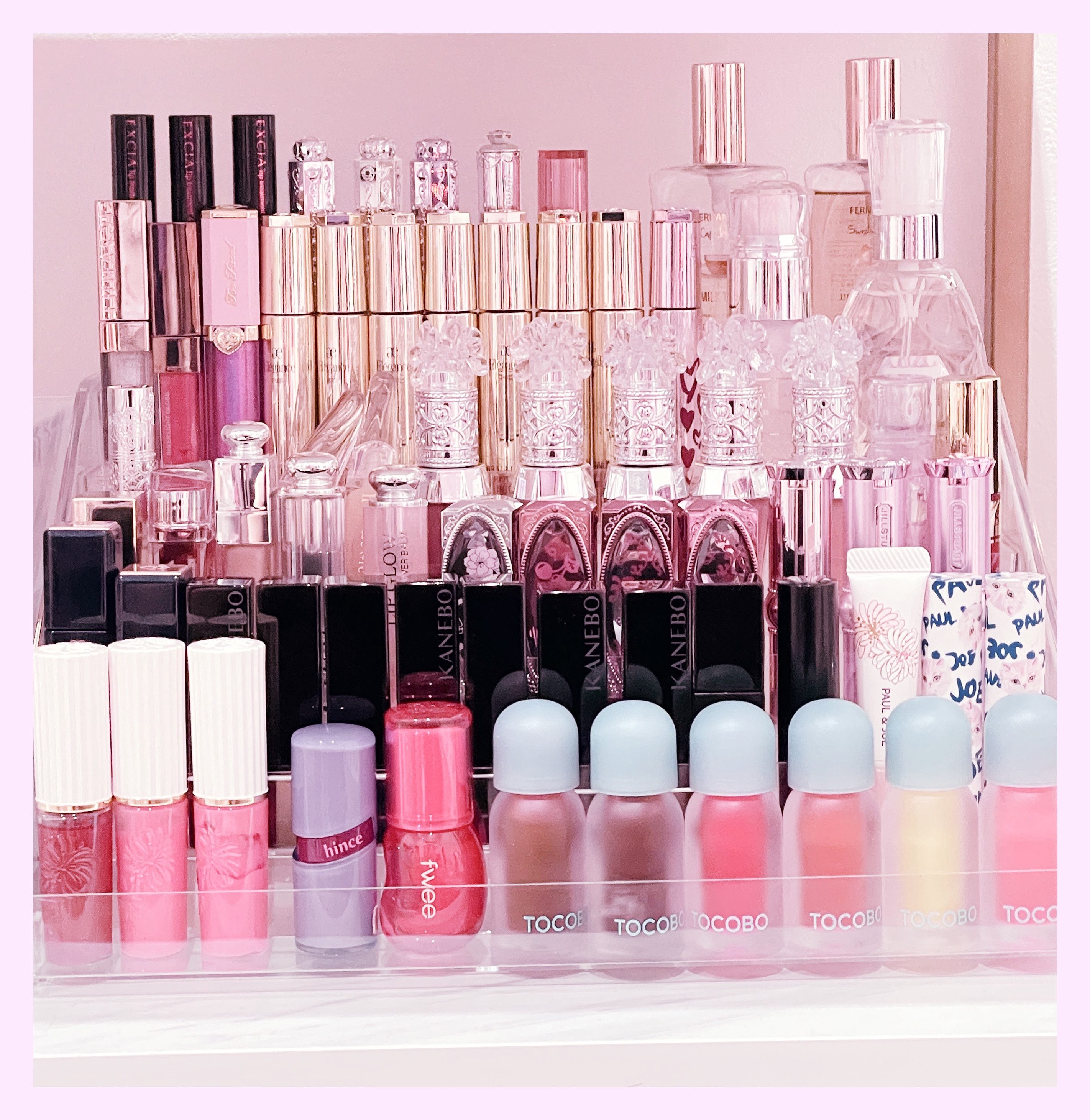 新しく購入したコスメ収納ケース 💄💗
SHEINで購入しましたが少し大きかったですㅠ.ㅠ

細めのリップは少し斜めにするか、しっかり立てるかしないと隙間があると倒れやすいです。

でも引き出し式よりも階段式の方が見やすくて見栄えがいい✨