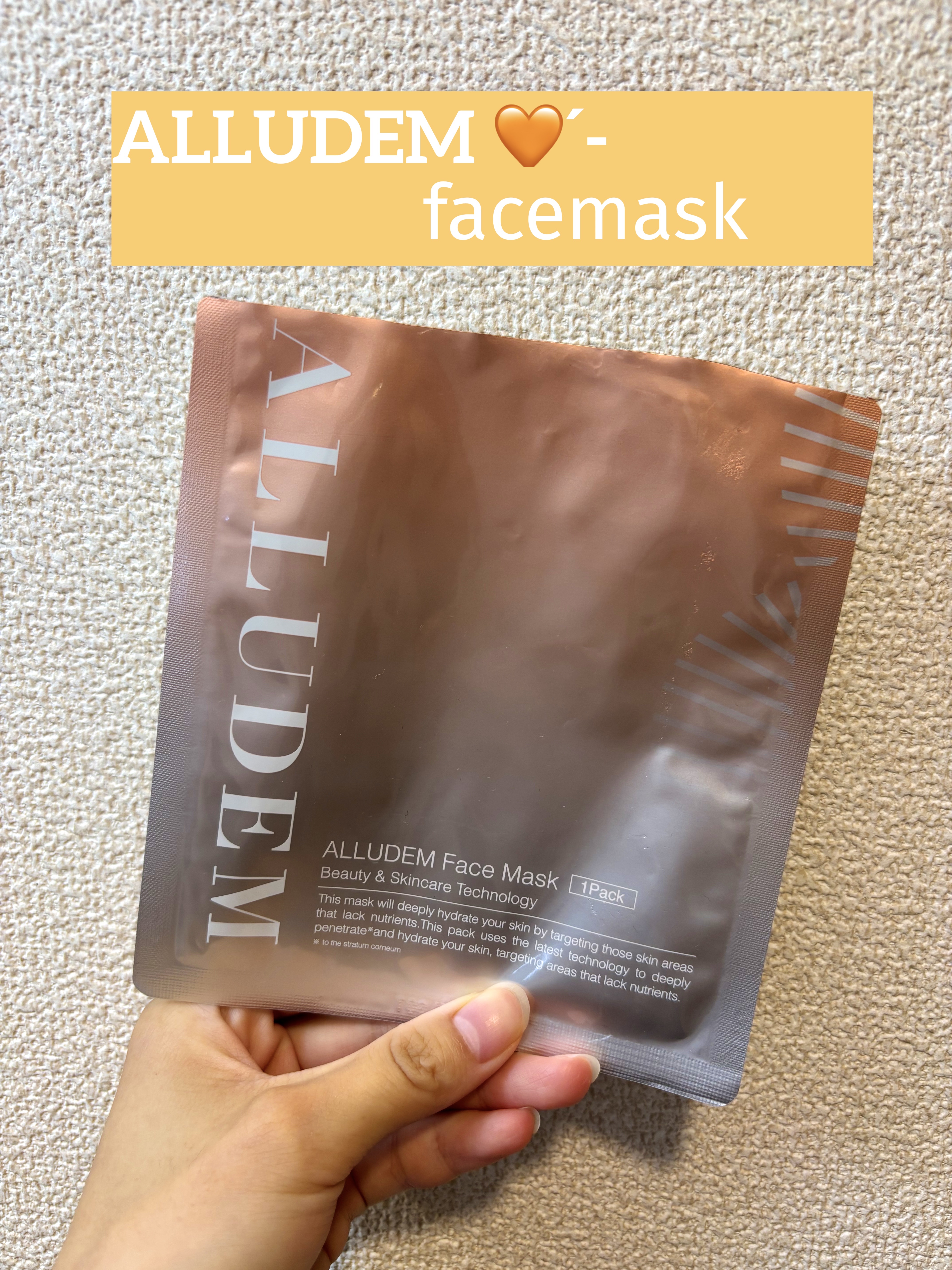 アリュデム フェイスマスク

Qoo10でメデュラの商品を買った時におまけでついてきたものです笑

シートはうすめでピッタリと密着

少しとろみのある美容液がたっぷり入っていたので惜しみなくお顔に塗りました⸜❤︎⸝‍

目のとこは少し広めに