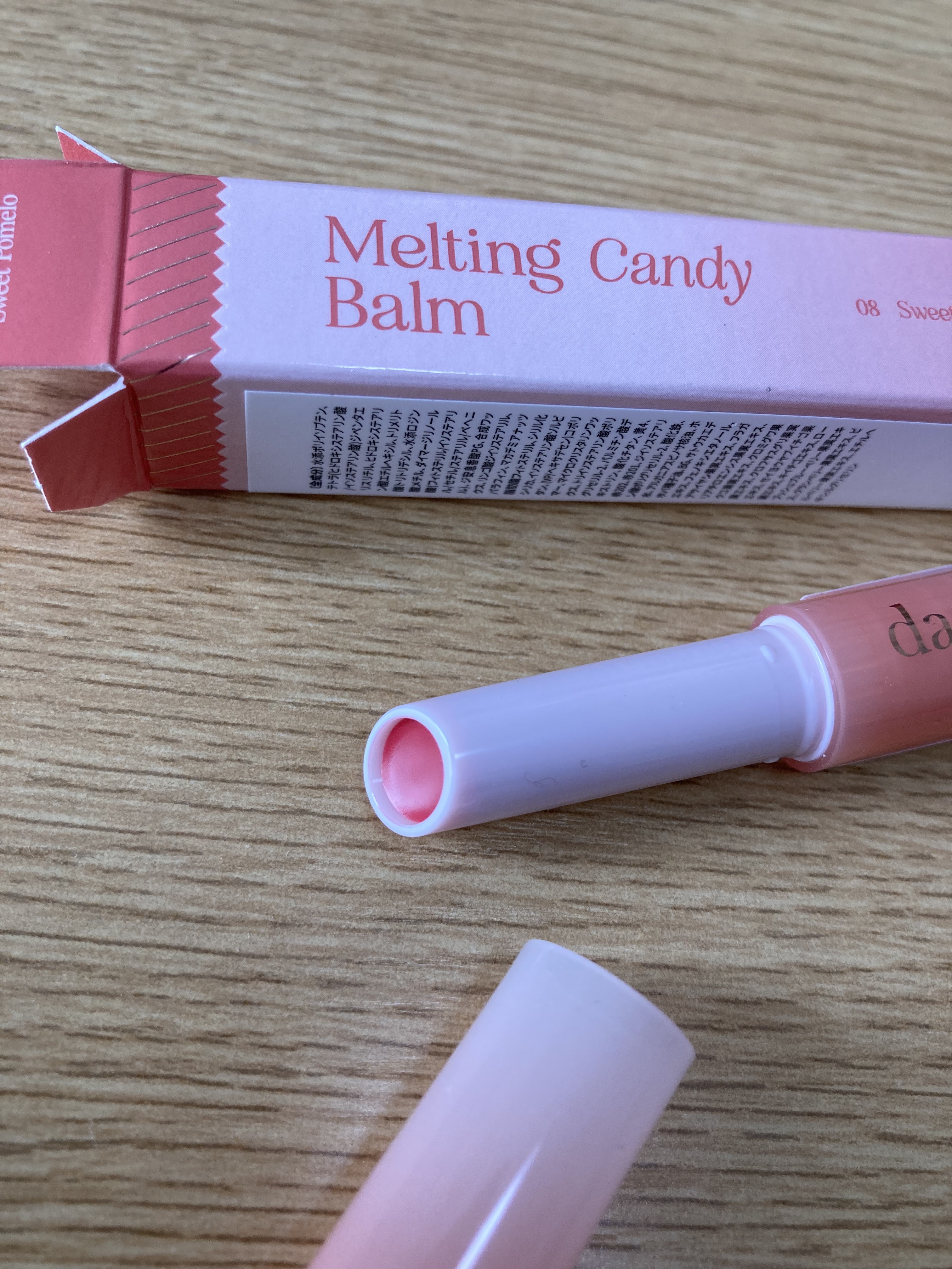 近所の仲良しさんが美的のおまけをくれました✨🤲

私はイエベ春なのでちょうど良かったσ(♡∞♡)💕

カチカチとするタイプのリップ💄

滑らかな塗り心地

ティッシュオフすると
半分取れますが…