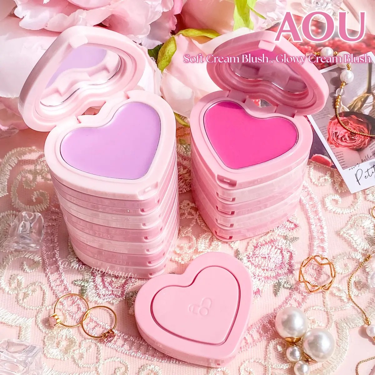 大人気のAOUのクリームチーク可愛すぎる💗

ふわっとセミツヤで美肌になるソフト、じゅわっと透明感のツヤが出るグローイどちらも指でサッと塗ってもムラなく綺麗に伸びて崩れにくい✨
カラバリ豊富で毎日使う位お気に入り！
ジェンガのように重ねて