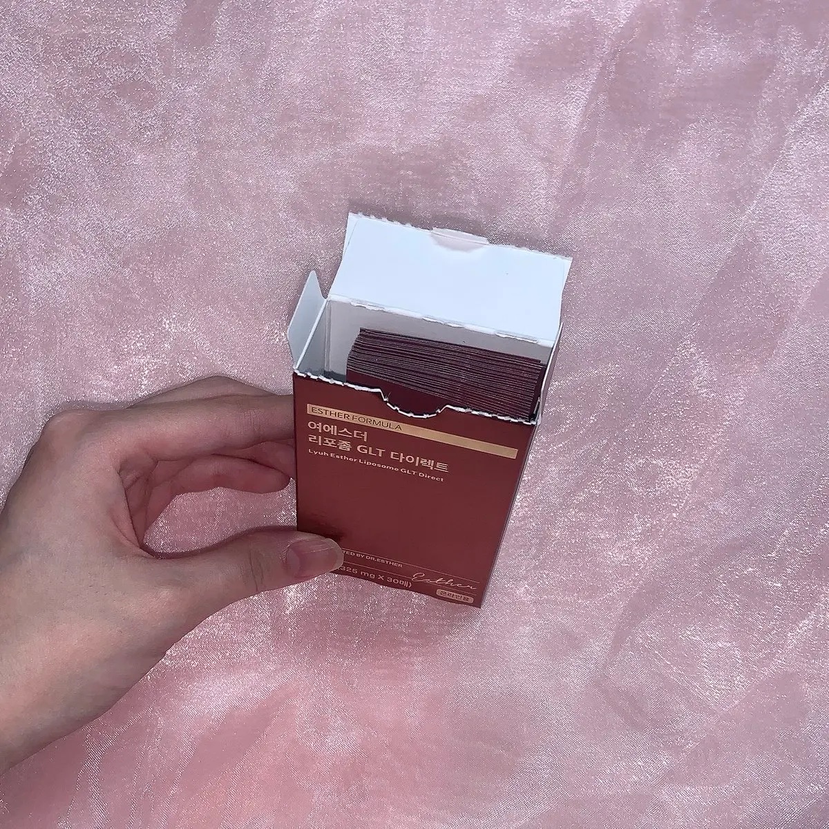 エスターフォーミュラ  【貼るグルタチオン】

甘酸っぱいレモン味のグルタチオンフィルム
フィルムタイプで上あごに貼るだけだから
すごく手軽に取り入れられたよ😳
1枚1枚が薄いからポケットにも入る！
錠剤や粉だと飲みにくい人におすすめ💞