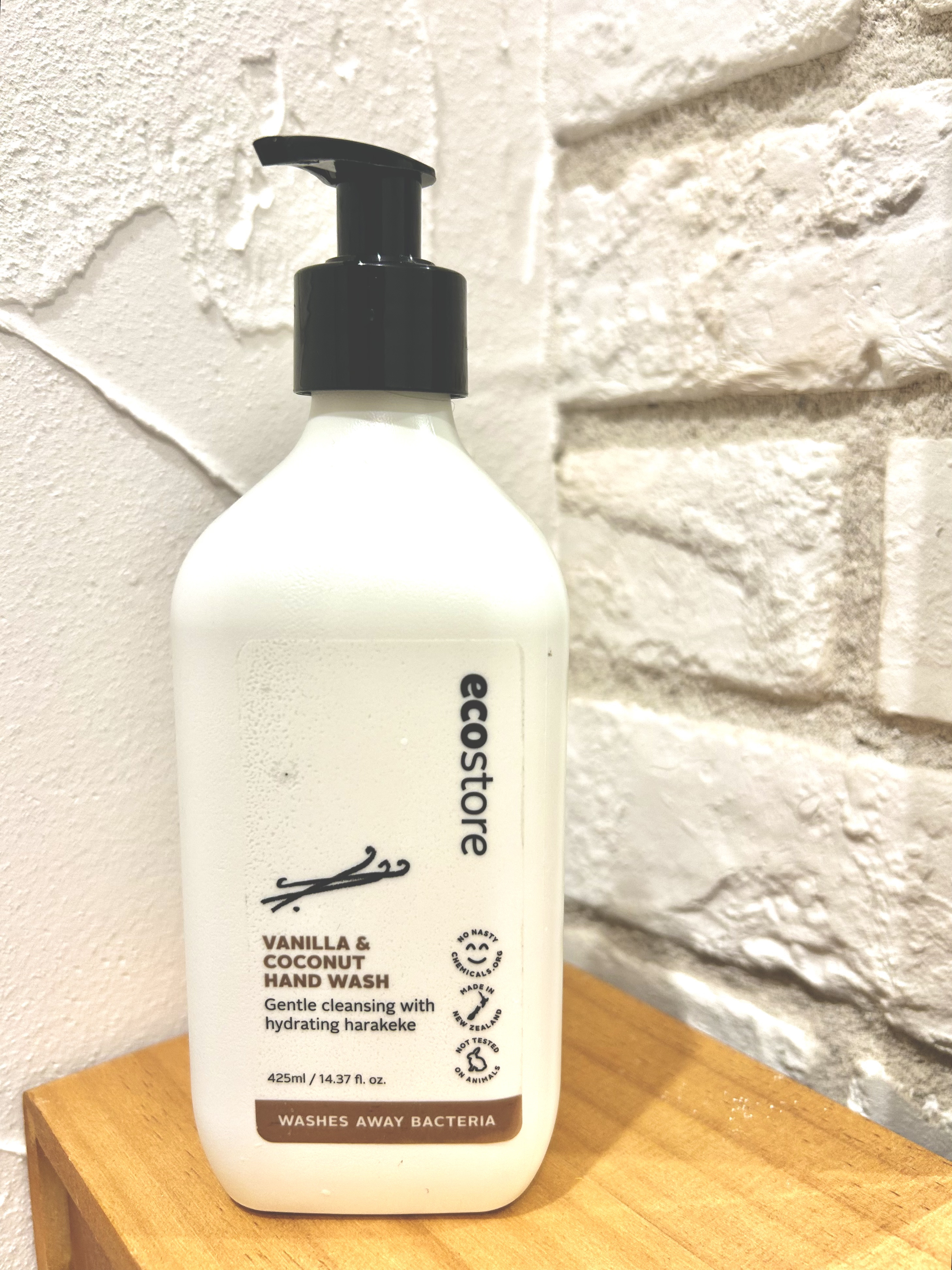 ecostoreのハンドソープ

季節の変わり目、風邪予防に必須のハンドソープ！！
使う頻度の高いものだから使うたびに気分の上がるお気に入りのものを使いたい♪

バニラ&ココナッツの甘い香りが癒されます♡

#ハンドソープ　#ハンドケア　#