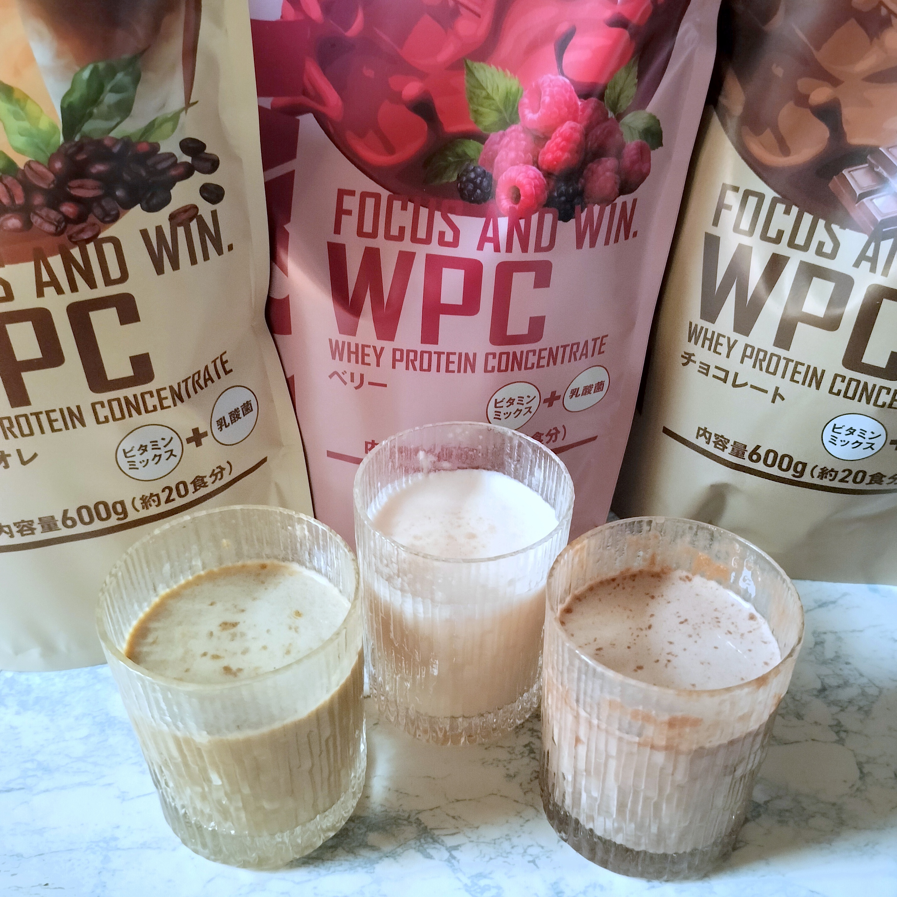F&W WPC 3種類
 (チョコレート風味/ベリー風味/カフェオレ風味)　
飲み比べしてみました



健康維持をサポートする8種のビタミンと乳酸菌を配合！
高純度ホエイプロテイン100％配合！
1食で20g以上のたんぱく質を摂取可能！
