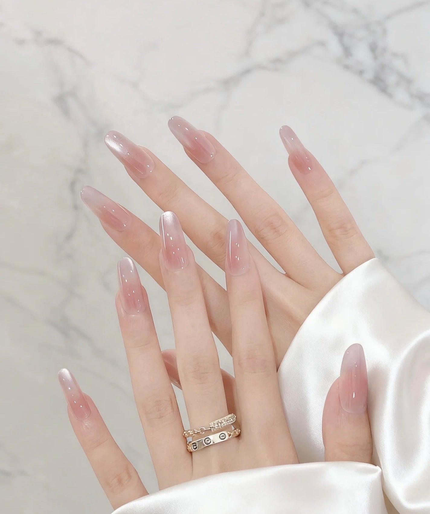 ぴんく on LIPS 「海外で流行ってるうるちゅるネイル💅【猫眼美甲】が可愛すぎる/ᐠ..」(1枚目)