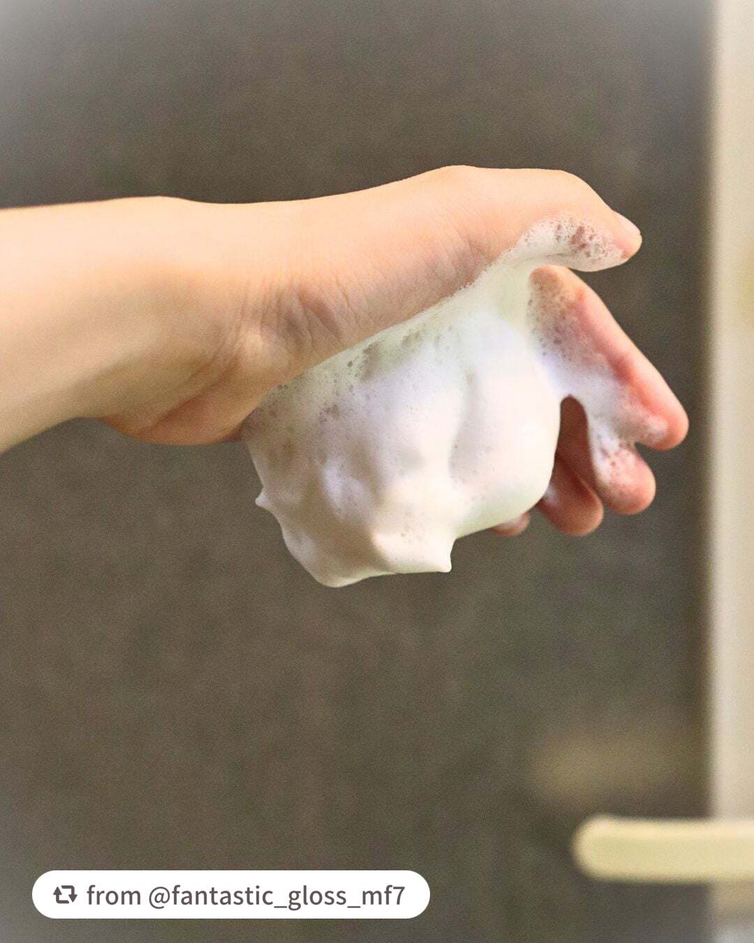 【fantastic_gloss_mf7さんから引用】

“毛穴の黒ずみとざらつきが気になるので、ドンキで見かけたこちらを購入🍋
🍋スペシャルパウダーソープVC🍋

粉タイプなんだけど、泡立てネットを使うとかなりしっかりした泡ができて