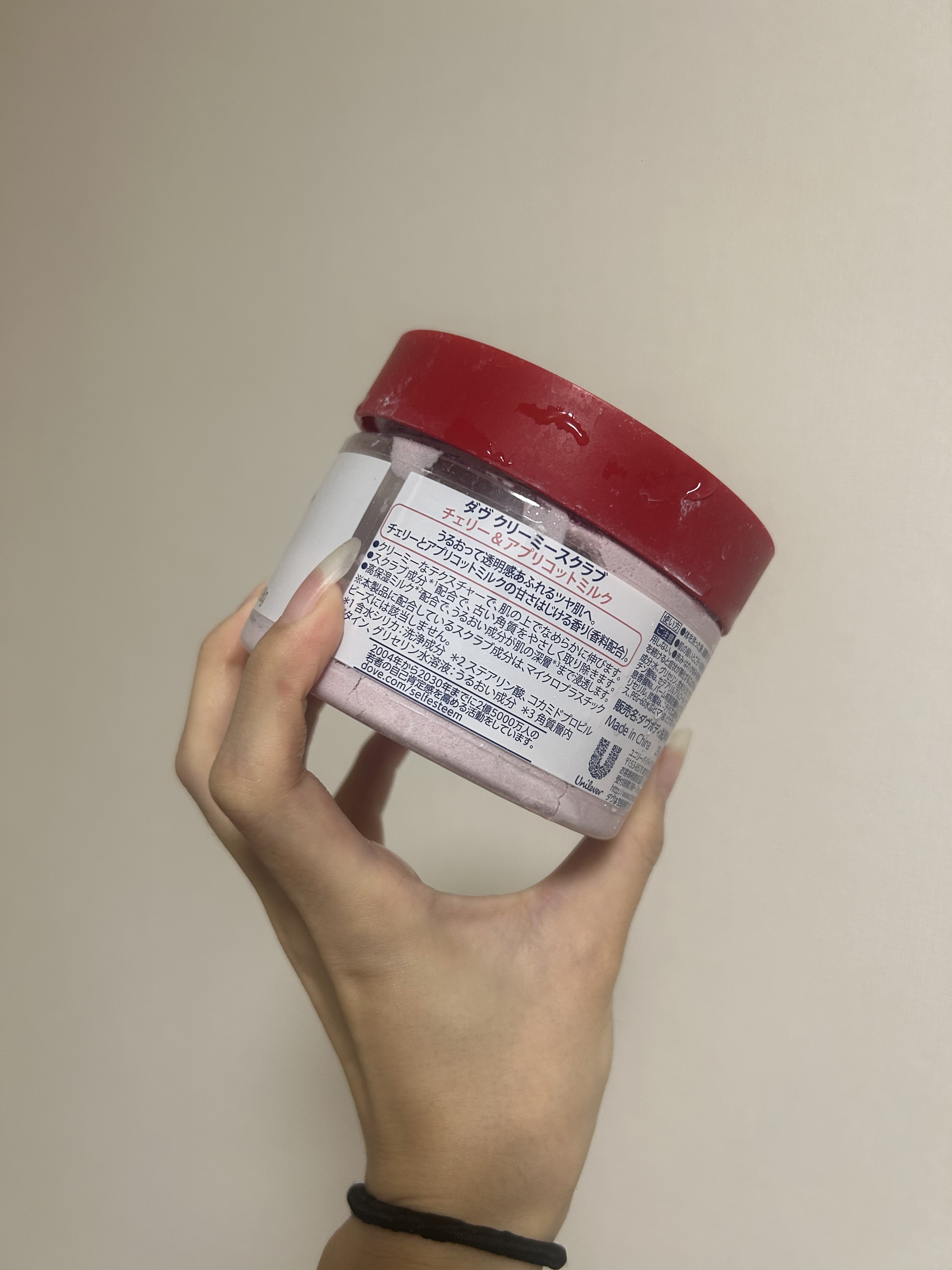 ダヴ ふわとろクリーミースクラブ ザクロ＆シアバター/ダヴ/ボディスクラブを使ったクチコミ（2枚目）