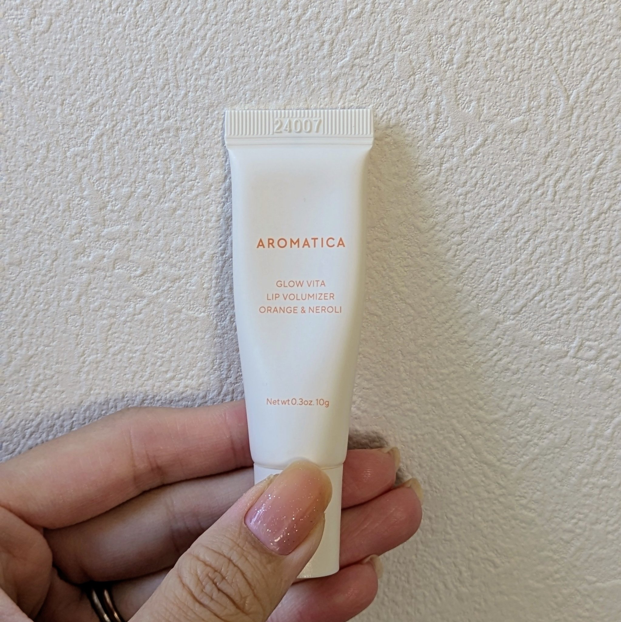 #冬本番に向けた肌仕込み

✔AROMATICA グロウビタリップボリューマイザー オレンジ＆ネロリ
年中、唇が荒れやすいタイプなのですが、秋冬は特に…。
最近、私がリピートしているリップがこちら。
ジェル系ですが、イヤなベトつきがなく、一