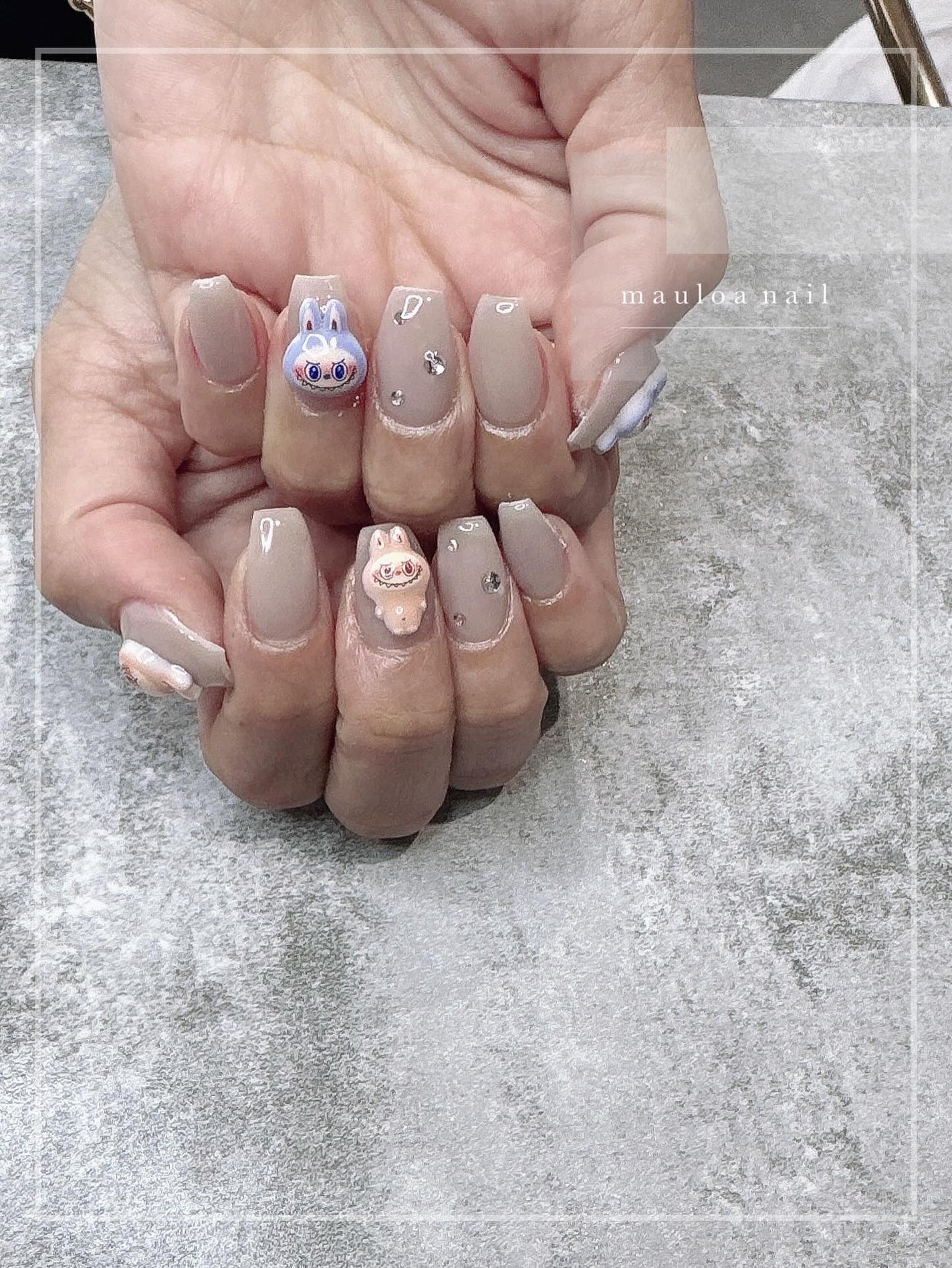 mauloa_nail on LIPS 「・ ラブブ🤍・・・・・・・#グレーネイル#ネイルデザイン#..」(1枚目)