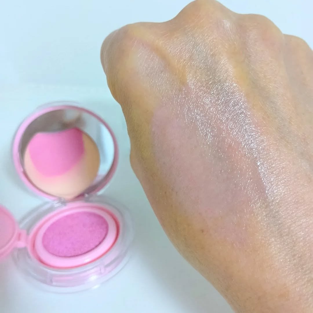 lili on LIPS 「『アーティストクッションブラッシュ』クッションタイプのチークで..」(2枚目)