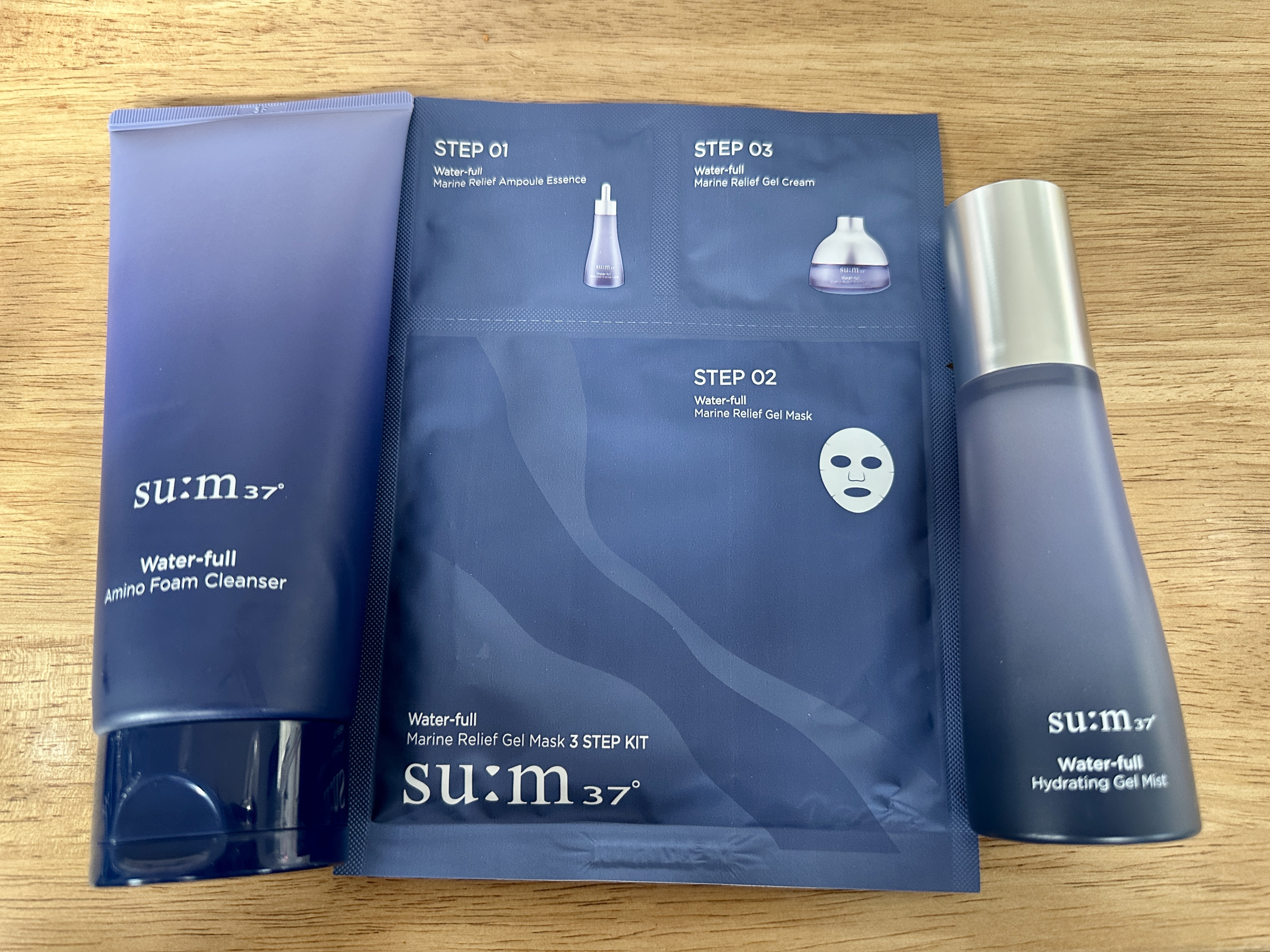 今週はお仕事がんばったで賞🏆
昨晩のご褒美スキンケア✨

sum37 ウォータフル ライン

いきなりマスク貼ろうとして気づいたけど
美容液が1STEP目なのね👀
同シリーズの洗顔使ってお風呂上がりジェルミストかけた後、美容液からスター