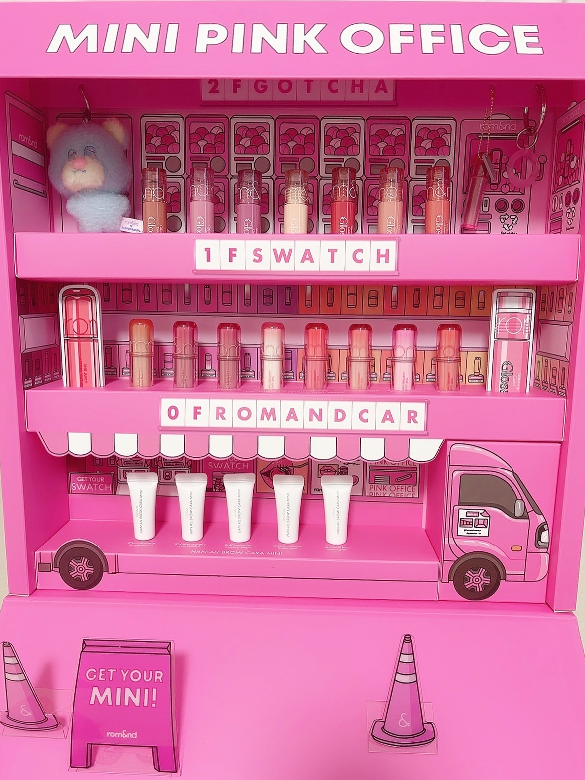 rom&nd💄ミニコスメ
原宿ピンクオフィスが小さくなった💖

＜ミニピンクオフィスキット＞

GLASTING COLOR GLOSS MINI
グラスティングカラーグロスミニ

パールがキラキラ✨
スパークライン全色にぎゅっと詰まっ