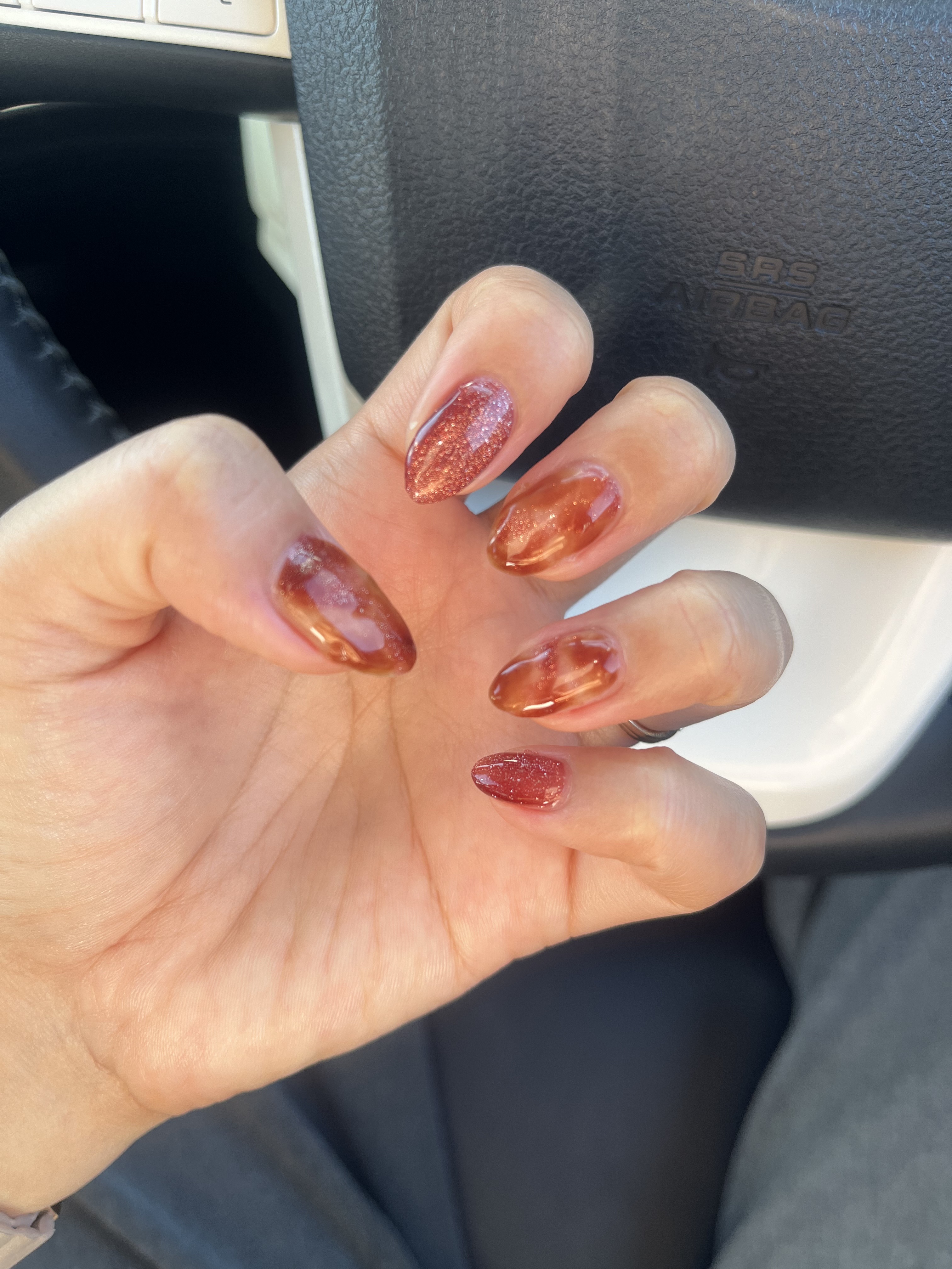 秋ネイル〜

ベッコウ風にしました！
セリアの新しいフラッシュネイルと、ジェリーブラウンで🥺
セリア最高☺️

#秋の先取りコスメ 