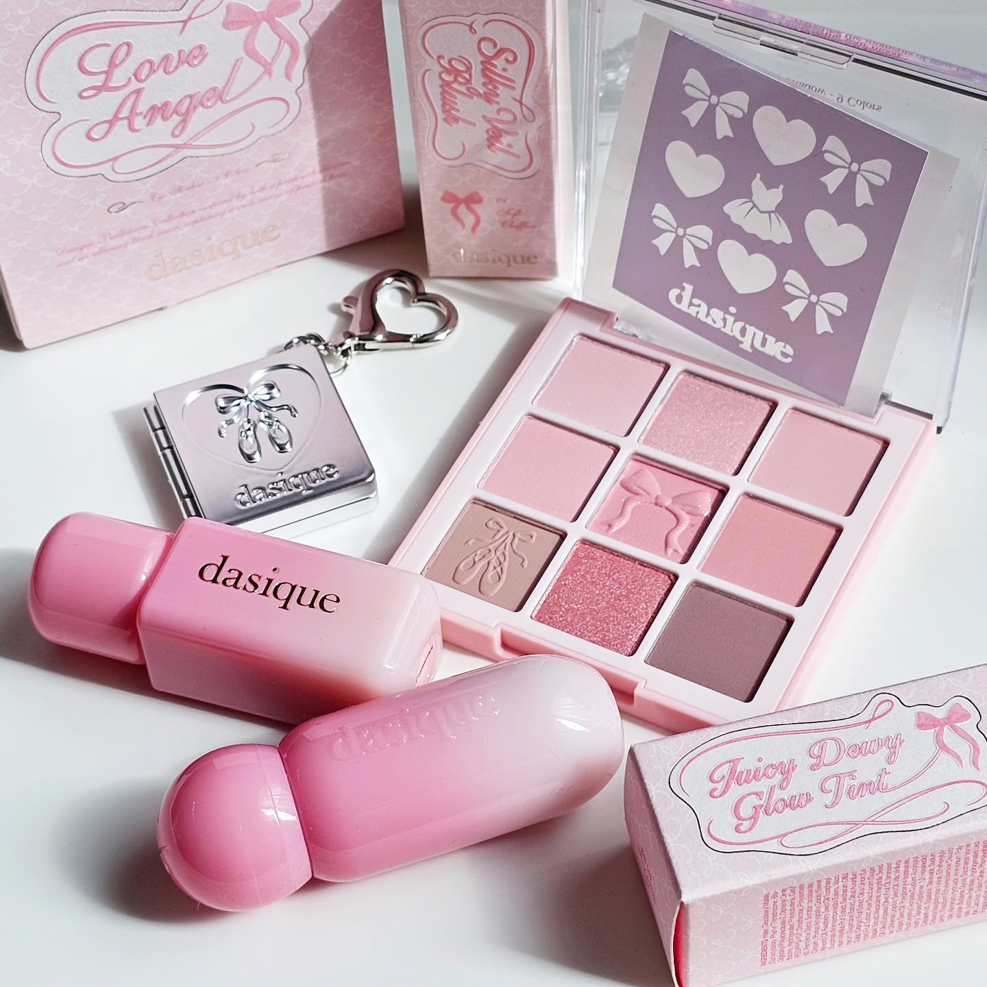 とんでもなく可愛いコスメをいただきました🩰

私が選んだのは𝐋𝐨𝐯𝐞 𝐚𝐧𝐠𝐞𝐥セット🩷

🩰シャドウパレット 35 ラブエンジェル
🩰シルキーベールブラッシュ 01 ソフトシフォン
🩰ジューシーデューイグロウテ