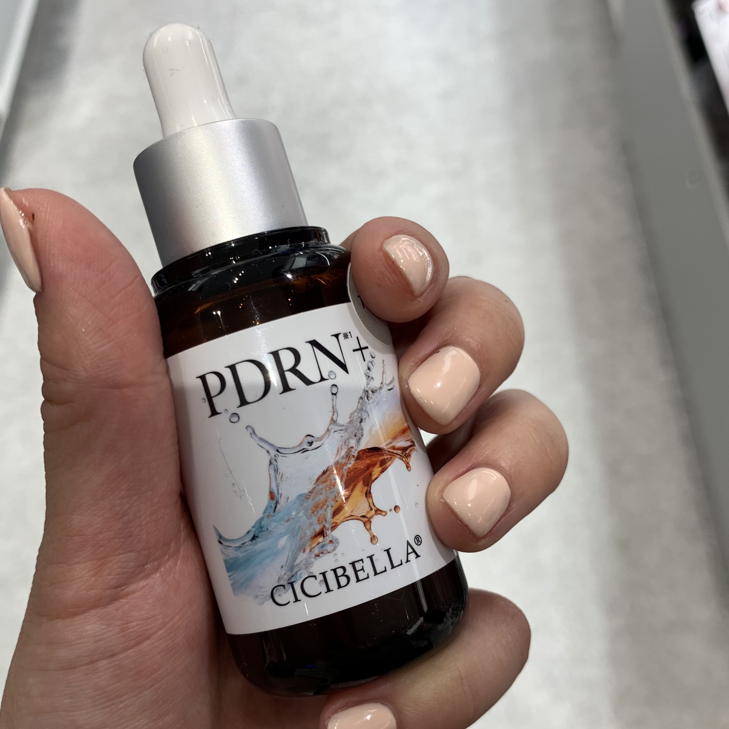 話題のPDRNセラムが
シシベラからも出ていると知り使ってみました。

とろみはあるけれど軽いテクスチャーは
なじませやすく使いやすいです。
色付きの瓶とスポイトタイプで
衛生的なのも良いです。

#プレミアムビューティーセラム #CICI