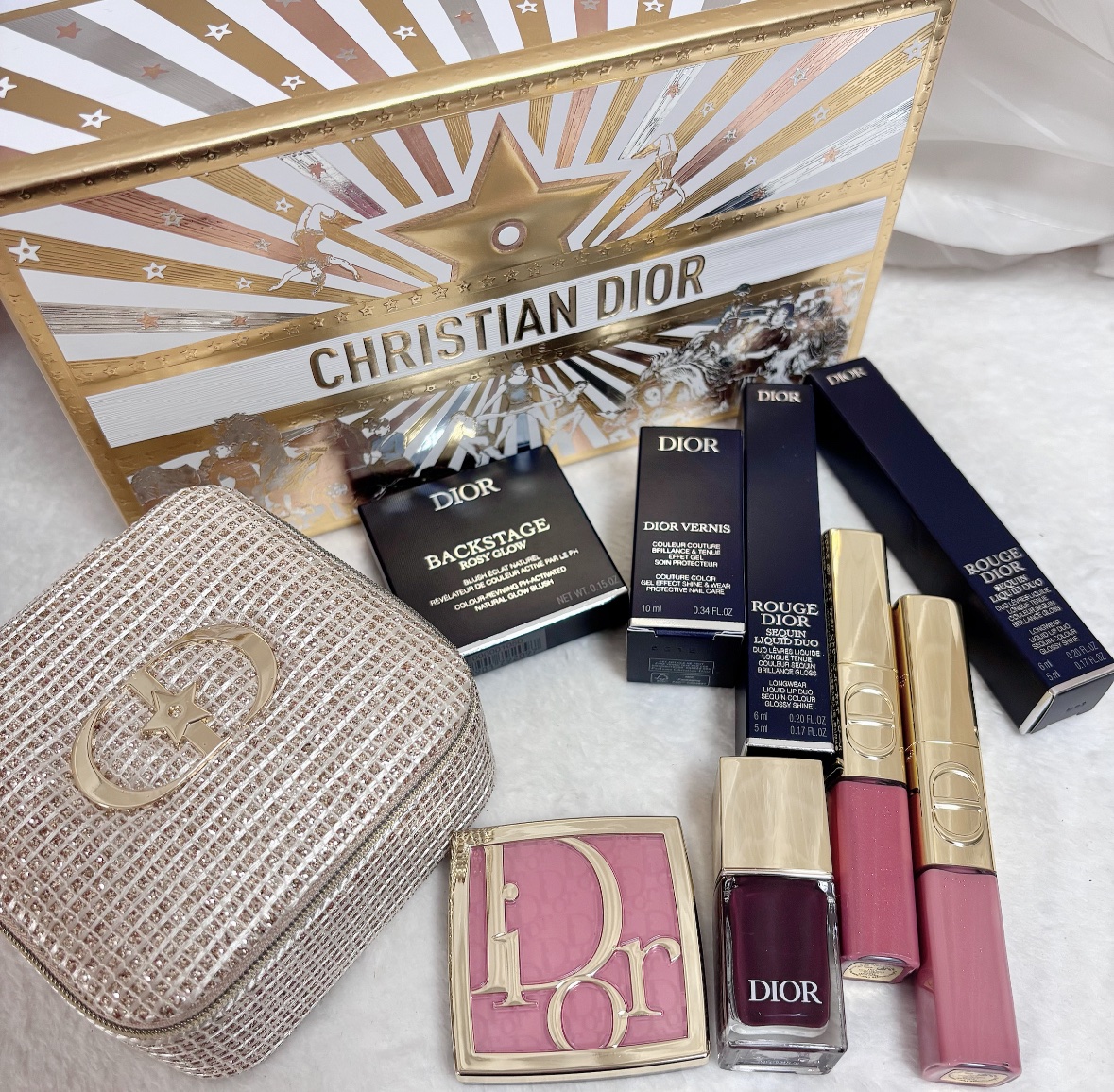 Diorのホリデーは今年も可愛くて幸せです

ルージュディオールシークインリキッドデュオ
100スペキュタクラーヌード
220リボンズ

ヴェルニ690 プラムパレード

バックステージ ロージー グロウ
850 スターリーモーヴ

を購入