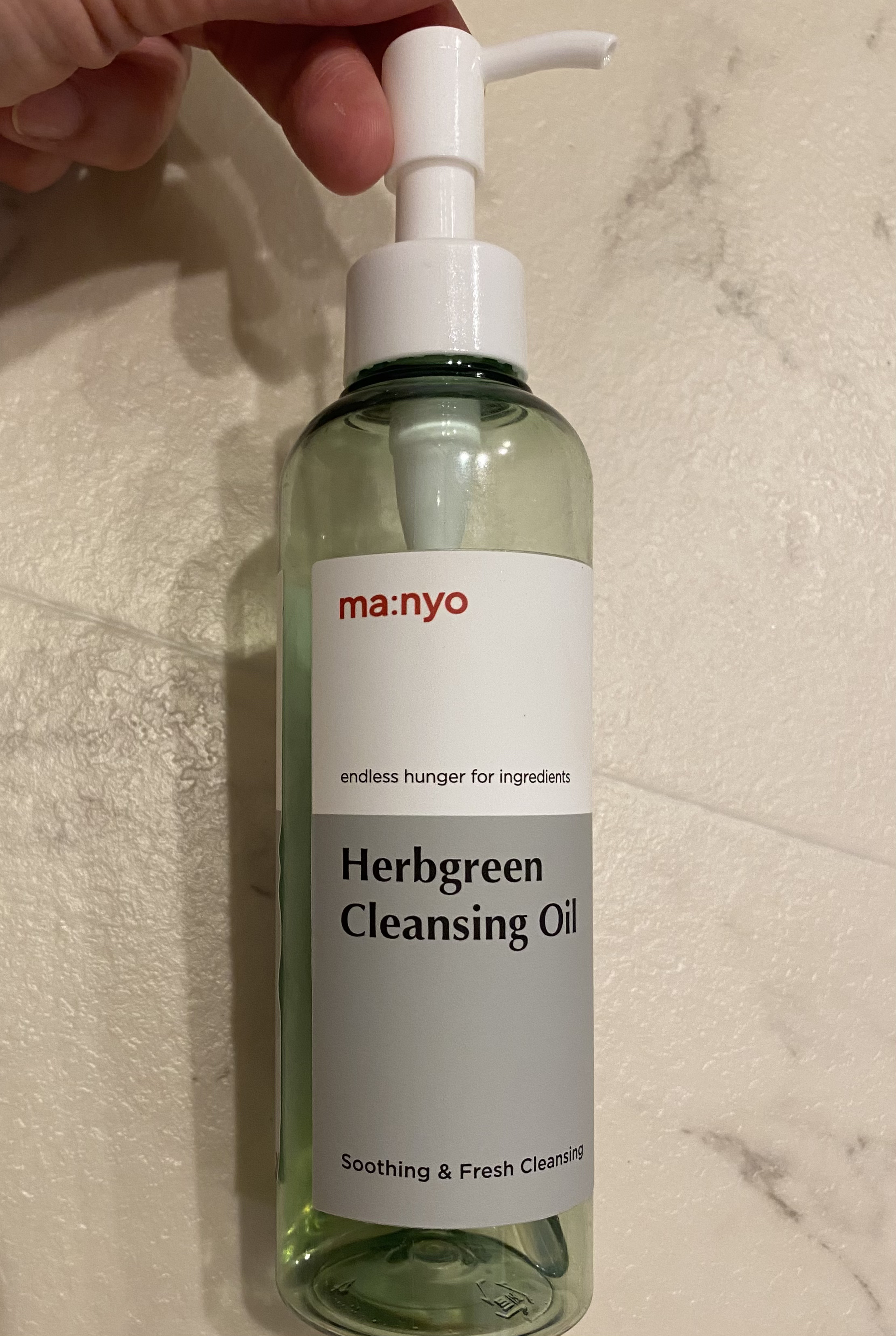 ⭐️manyo　Herbgreen クレンジングオイル

黄色のピュアクレンジングオイルも使ったことがありますが、こちらのHerbgreenのほうが、お気に入りになりました。少しトロミはありますが、黄色よりサラサラでメイク馴染みがよく、メイ
