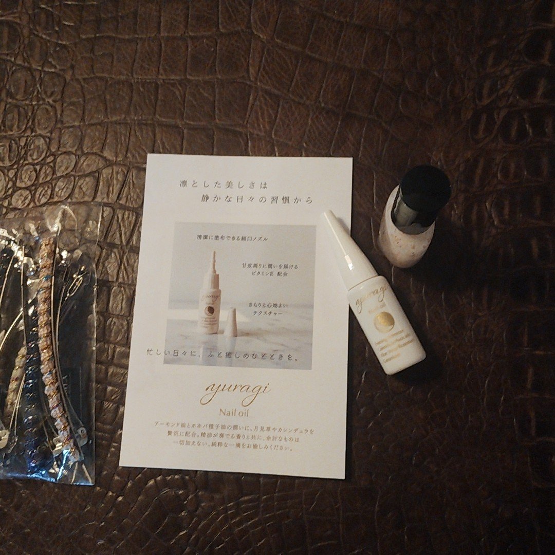 家事や乾燥、その他日常生活での衝撃に耐える爪はその状態が自分の目につく場所にあるだけにフェイスケアと同等になされるべき箇所です😊

そこでお手入れの過程も癒しとなりうるサロン専売品として開発されたオイル【Yuragi】『ネイルオイル』を使