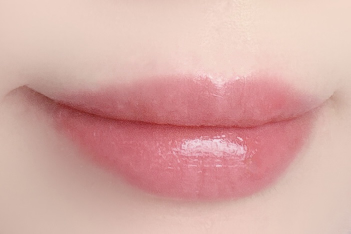 リップモンスターの新色、新作は
ついつい買ってしまうので
今回も購入しました


モケモケのチップです！

リップモンスターより発色が
穏やかだなあと思いました。

元々唇の赤みがあるので02は
唇の色を整えてくれるような
元から綺麗な色で