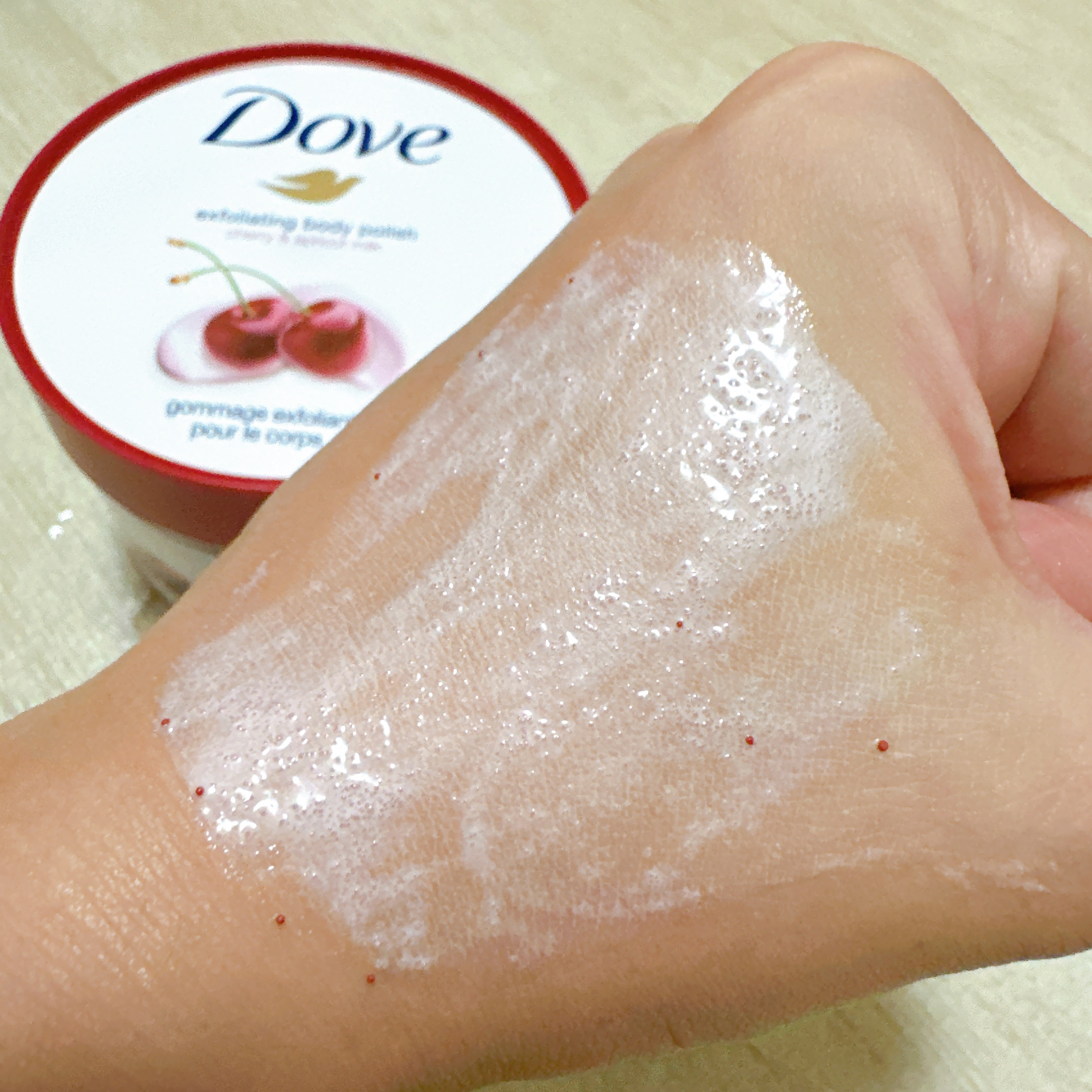 ダヴ ふわとろ　クリーミースクラブ チェリー＆アプリコットミルク/ダヴ/ボディスクラブを使ったクチコミ（3枚目）