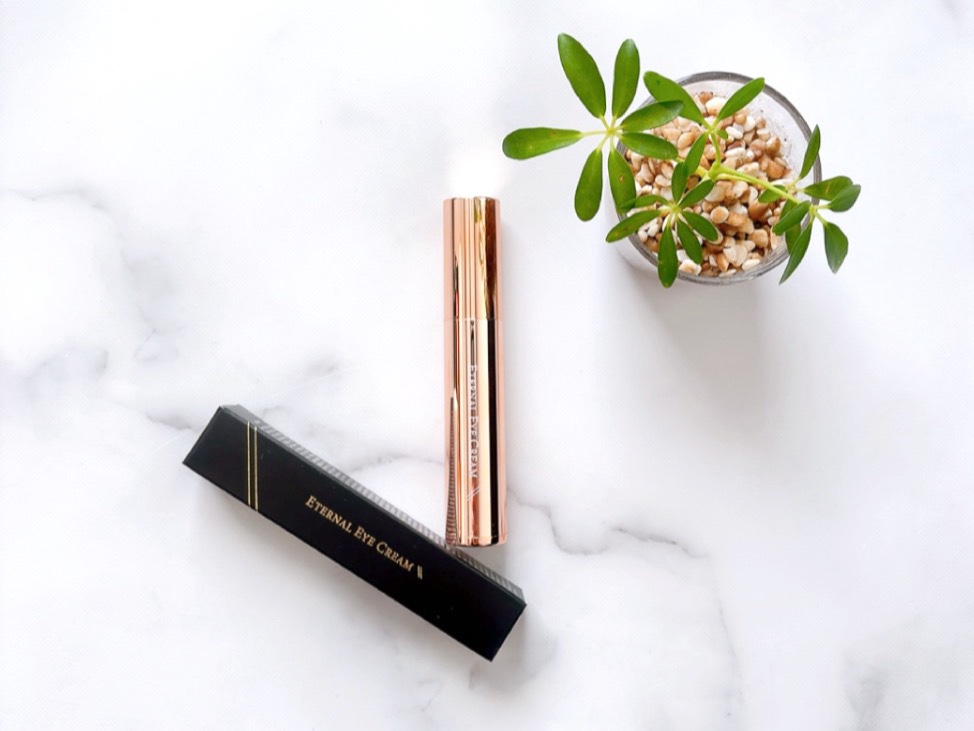 ⁡
⁡
⁡
リュバンブラン　
☑︎ エターナルアイクリーム
⁡
⁡
こちらは国産ヒト幹細胞・ナイアシンアミド
レチノールを配合したアイクリームです´-
⁡
⁡
Point𓂃⧉
☑︎ 日本製のヒト幹細胞培養液配合　
    20年近くに亘り