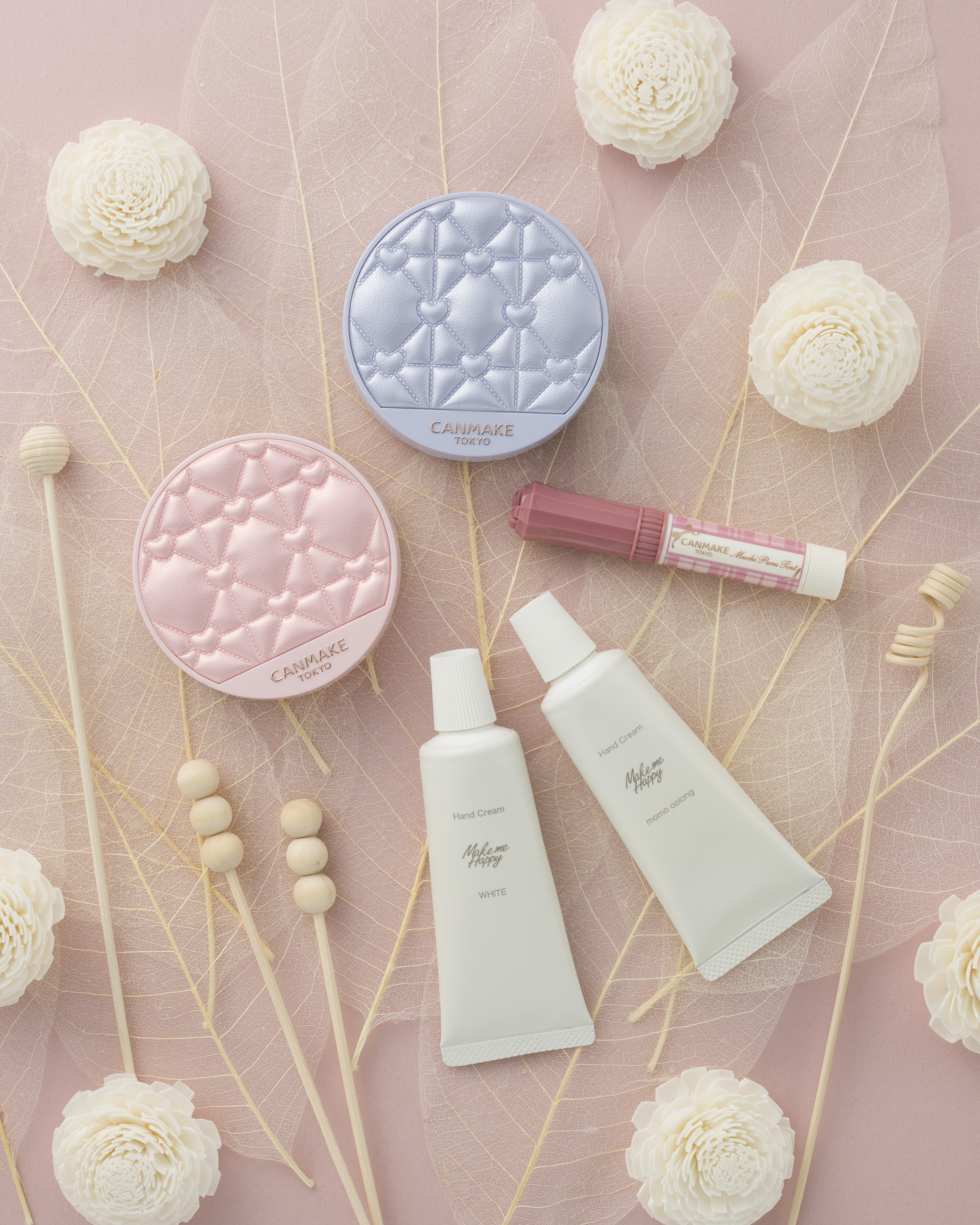 キャンメイク11月新商品のご紹介です♪
気になるアイテムをコメントで
教えてくださいね💗

＜限定＞
『～Abloom～シリーズ』が
キルティング調パッケージで登場✨

💗マシュマロフィニッシュパウダー 
　～Abloom～01
透明感