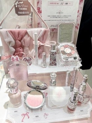 ぴんく on LIPS 「ジルのクリスマスコフレ、実物可愛すぎて終わった…欲しすぎる🤤💕..」(1枚目)