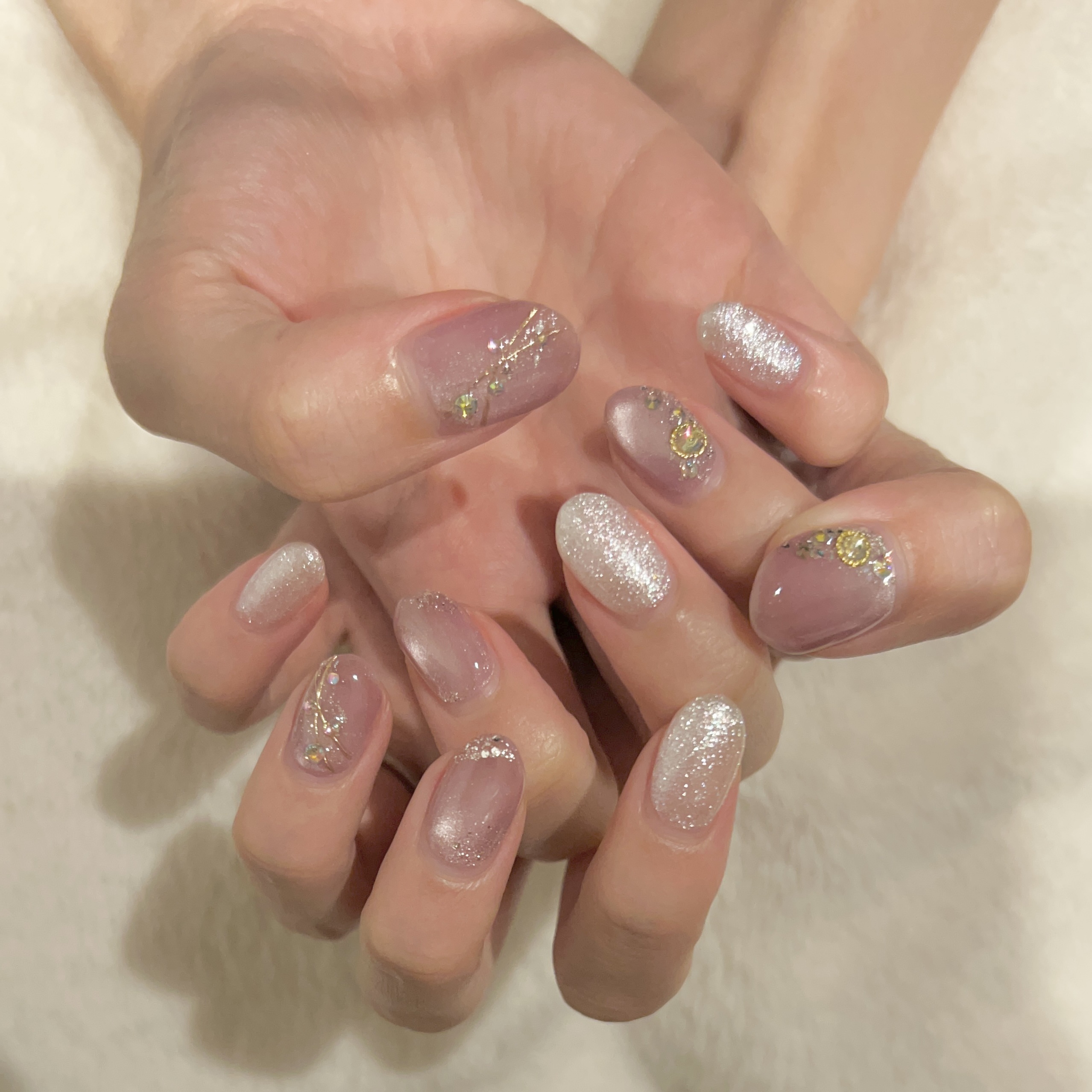 #大人のモカネイル図鑑 

ジェルネイル💗

ラメとマグネットで華やかなデザインを
オーダーしました🥰

マグネットの色味の種類多くて
迷ったけどこの色にして正解🙆‍♀️

週末はラブトランジットにハマって
一気に観てしまいました🤣