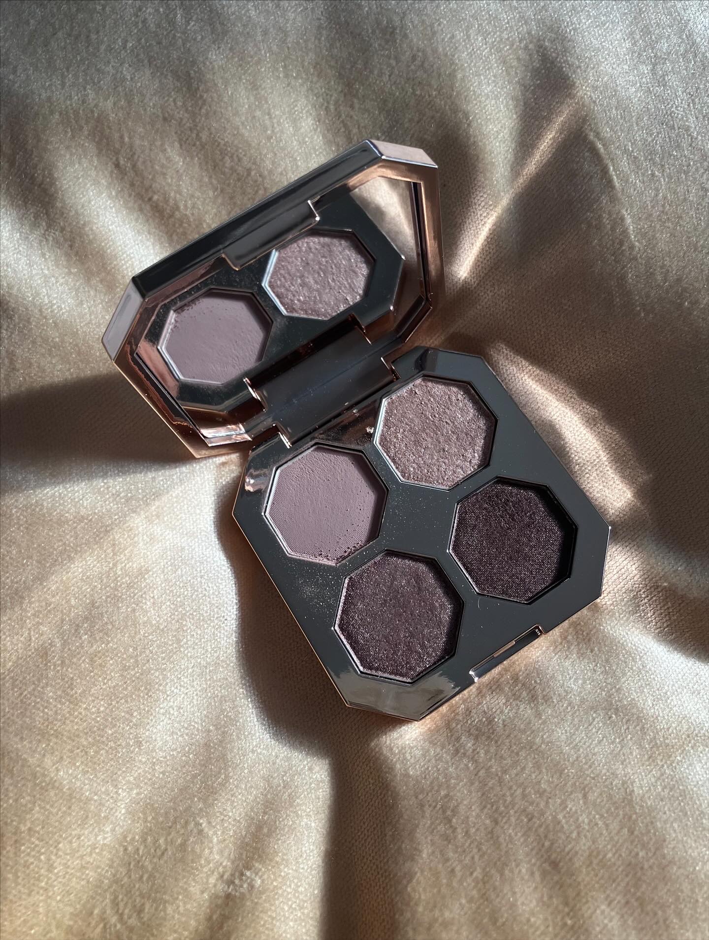 Dear Dahlia ディアダリア
ドリームベルベットアイシャドウパレット
DELICATE
〜〜〜〜〜〜〜〜〜〜〜〜〜〜〜〜〜〜〜〜
今日はこの秋、使いまくってるお気に入りのヴィーガンコスメのアイシャドウパレット購入品を紹介👁️✨🍂