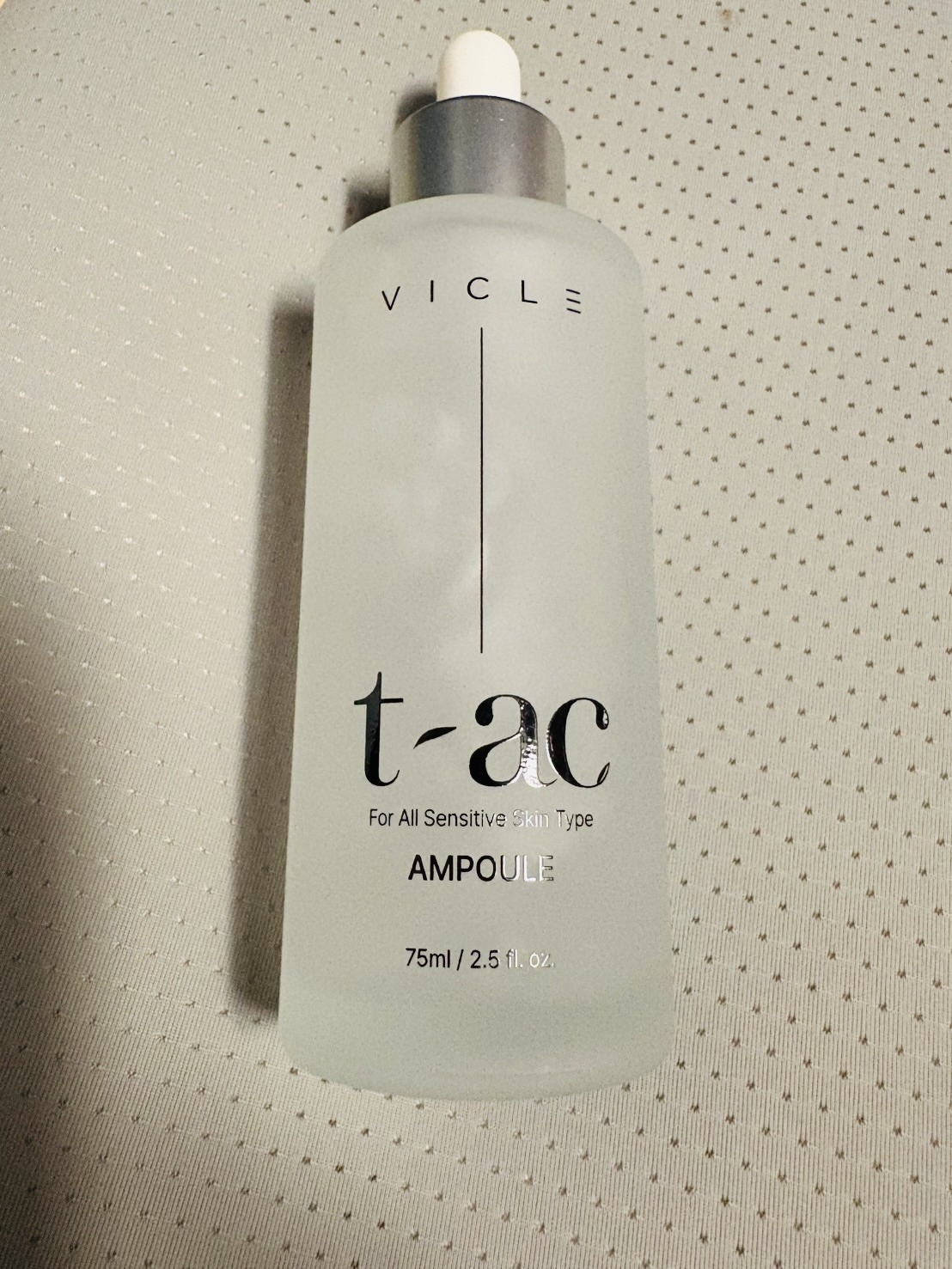 t-ac アンプル

朝晩のスキンケアにこのアンプルを加えてみたところ、肌全体のトーンが少し整った印象を受けました。テカリと乾燥が交錯する自分の肌でも、使った直後から“しっとりなのに軽い”という質感が好印象。

香りも控えめで、ケアに集中で