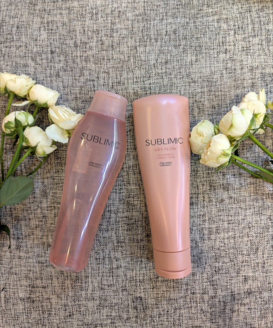サブリミック / エアリーフロー シャンプー　トリートメント

くせ・まとまりにくい髪用のシャントリです。マグノリアなどの花々のエッセンスとピーチ、深みのあるアールグレーのアクセントをブレンドした香りだそうで、きつすぎないし、大人女子にもぴ