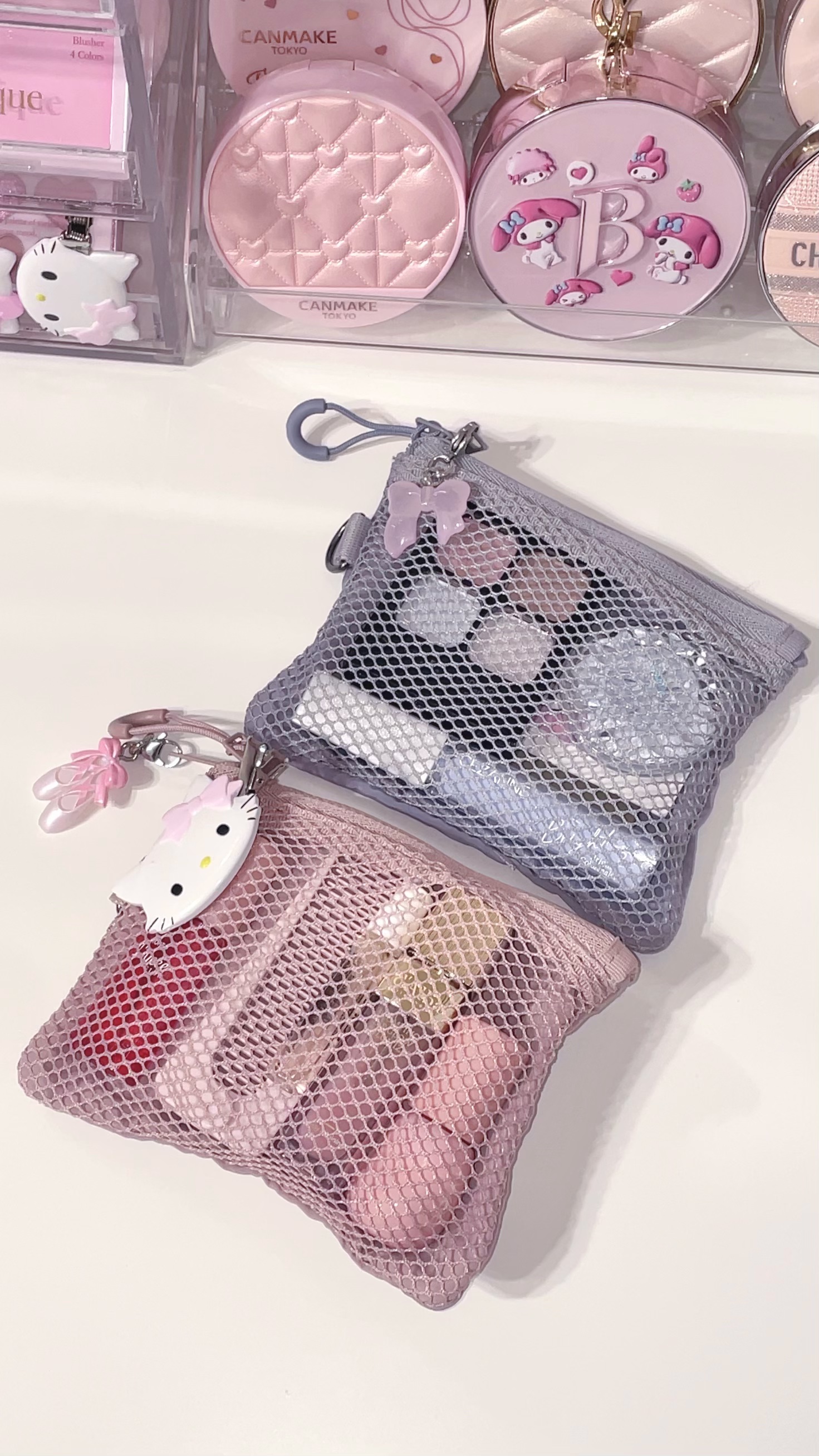 無印良品週間で買うべきはやっぱこのポーチ。メッシュのとこに前髪クリップとか缶バッチ留めれるし一目で何がどこにあるか分かりやすいから2個目突入した🙂‍↕️￼

