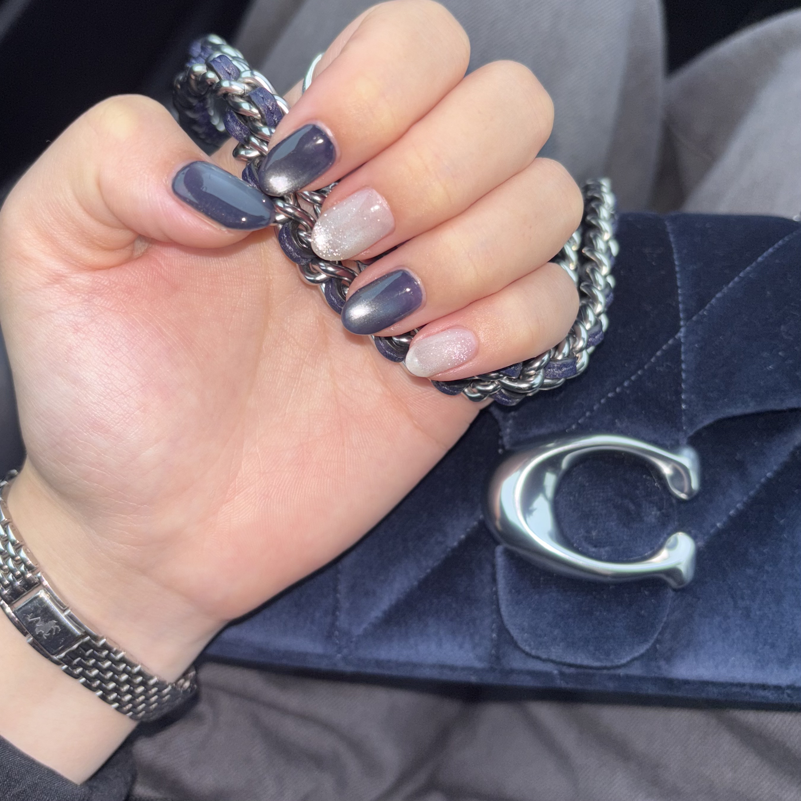 11月ネイルは少し早めの雪イメージ⛄️

あっという間に寒くなり
秋色というよりは寒色の気分だったので
ガッツリ冬ネイルに⛄️❄️

ネイビーの細かいマグネット
×
ホワイトの粗めマグネット
でコントラストが冬っぽさを演出してくれて
とって