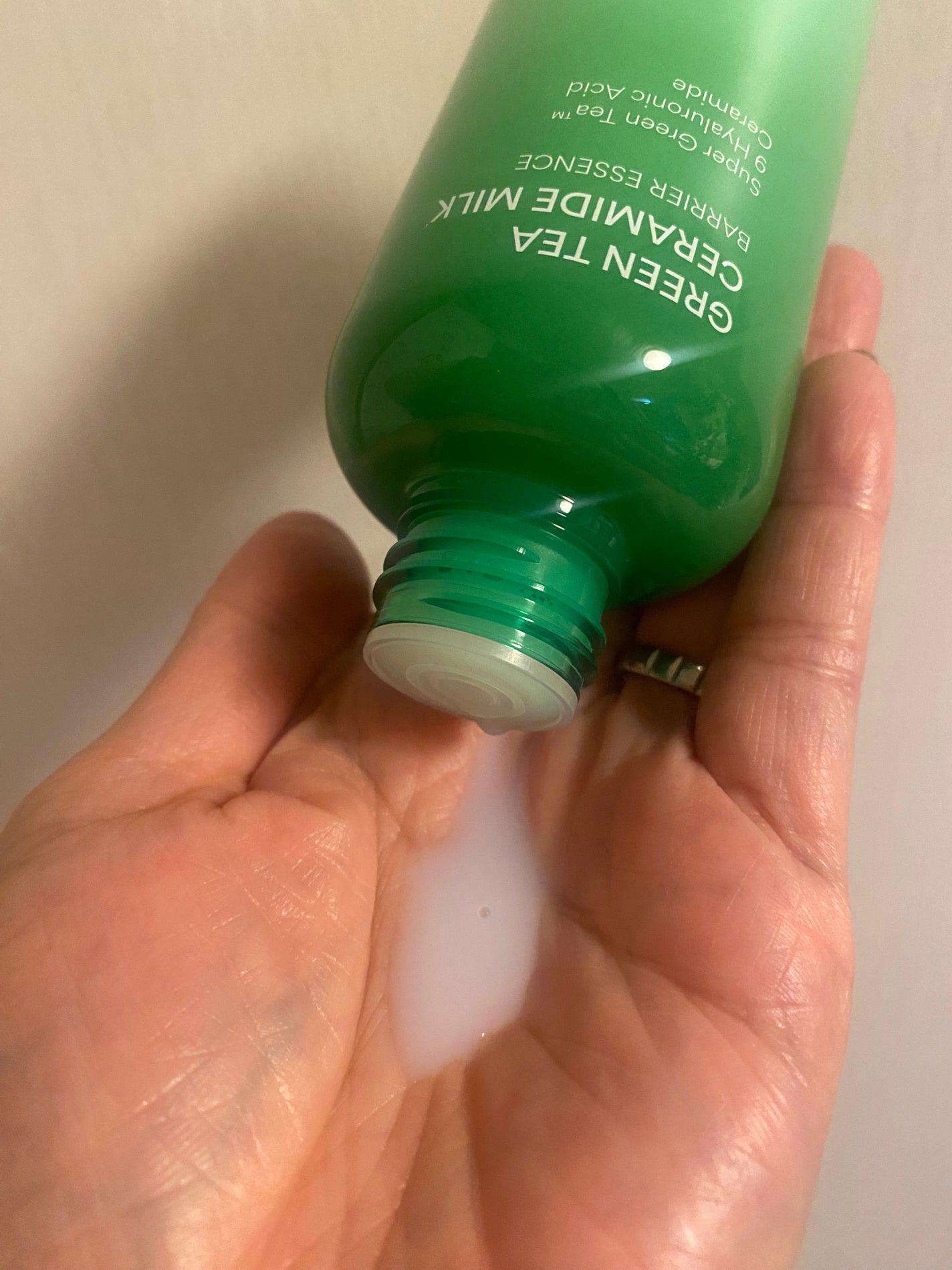 グリーンティー セラミド ミルク エッセンストナー/innisfree/化粧水を使ったクチコミ(3枚目)