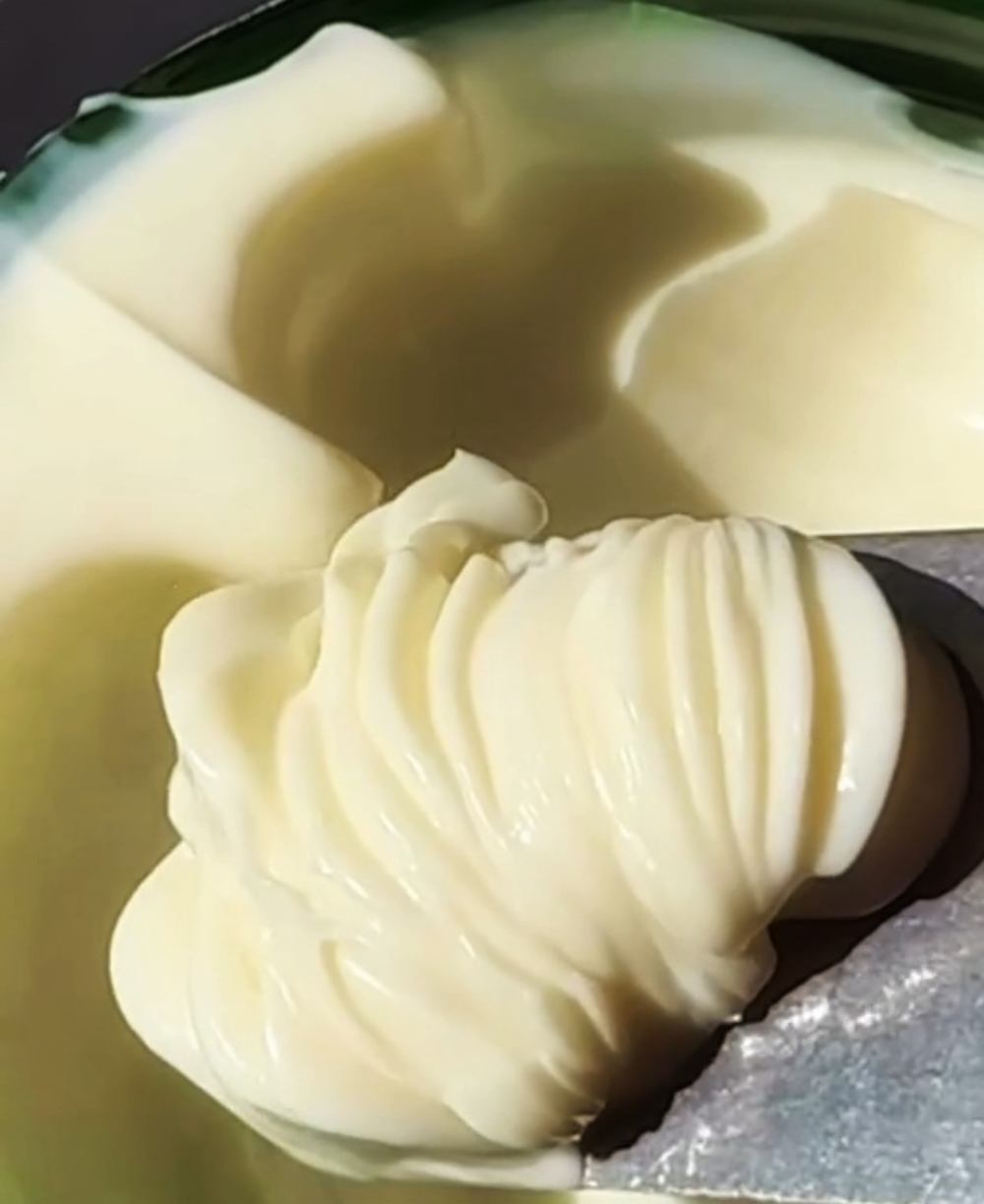 WELEDA スキンフード ボディバターのクチコミ「WELEDA
skinfood　ボディーバター

寒くなってくると毎年お世話になるクリーム。
.....」（2枚目）