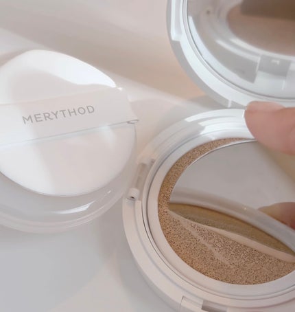 MERYTHOD スキンフィットカバースパチュラクッションのクチコミ「見たことのない新発想!
こんなスパチュラクッションとパフがついた革命的なクッション初めて💖
.....」(3枚目)