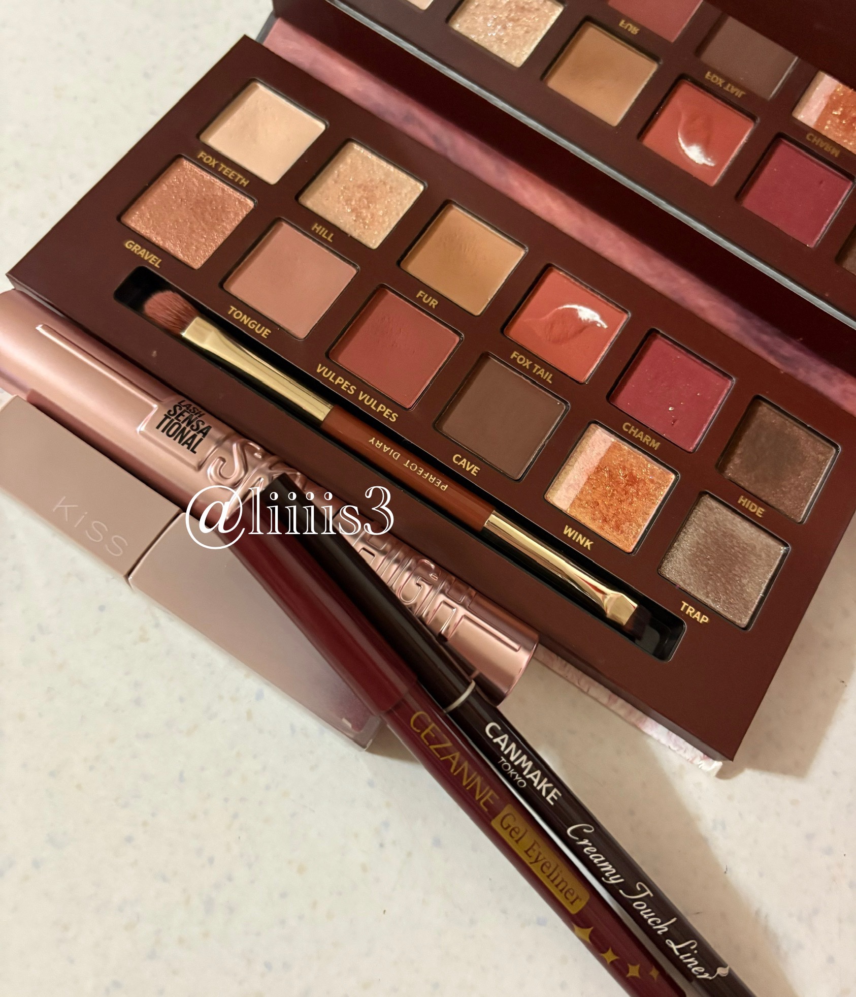 ＼今日のメイク／

✔️PERFECT DIARY
エクスプローラ12色 動物アイシャドウパレット 赤狐

✔️キャンメイク
クリーミータッチライナー 03 ダークブラウン

✔️CEZANNE
ジェルアイライナー 20 バーガンディー

