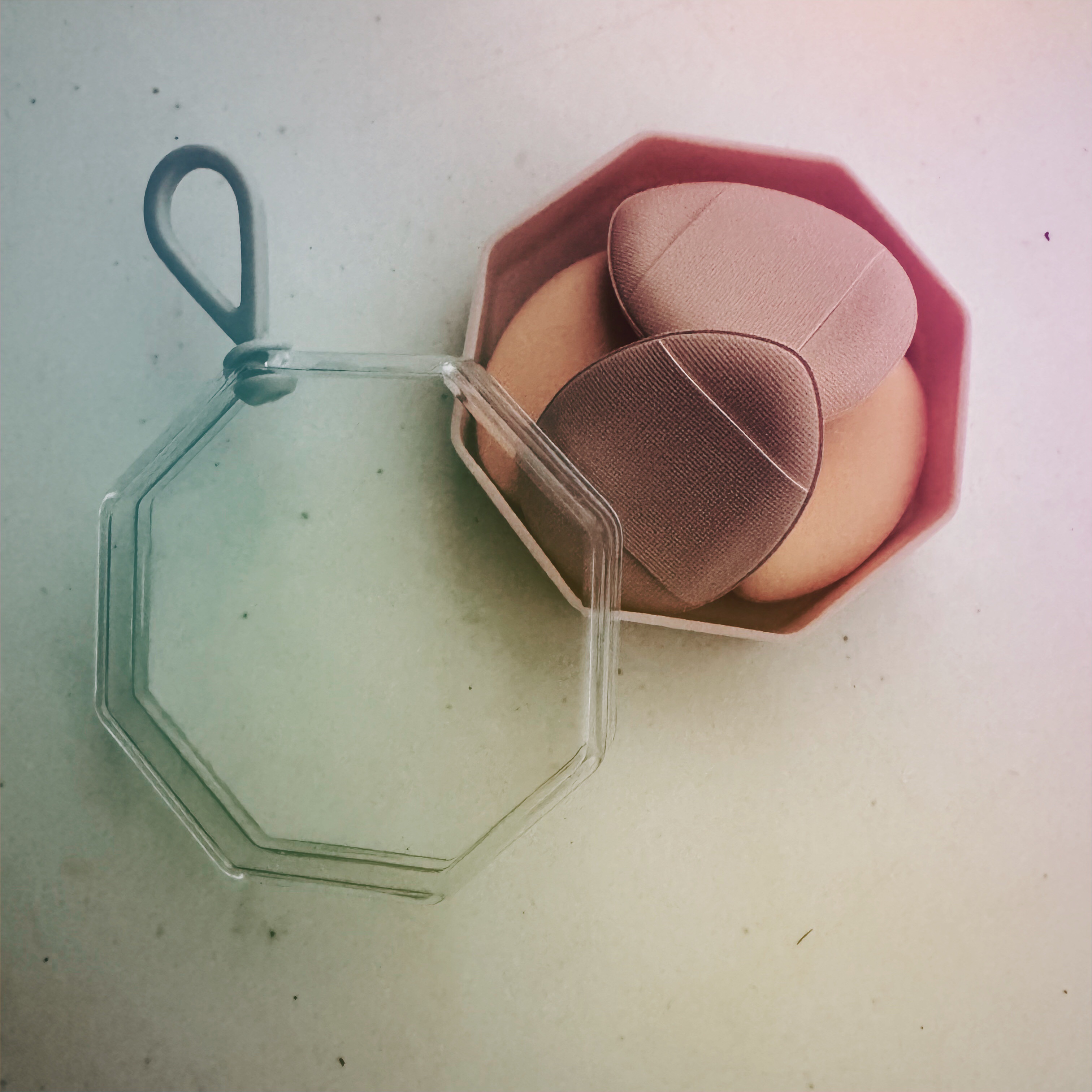 メイクアップパフ（ミニサイズ、４個、専用ケース付）/DAISO/パフ・スポンジを使ったクチコミ（1枚目）