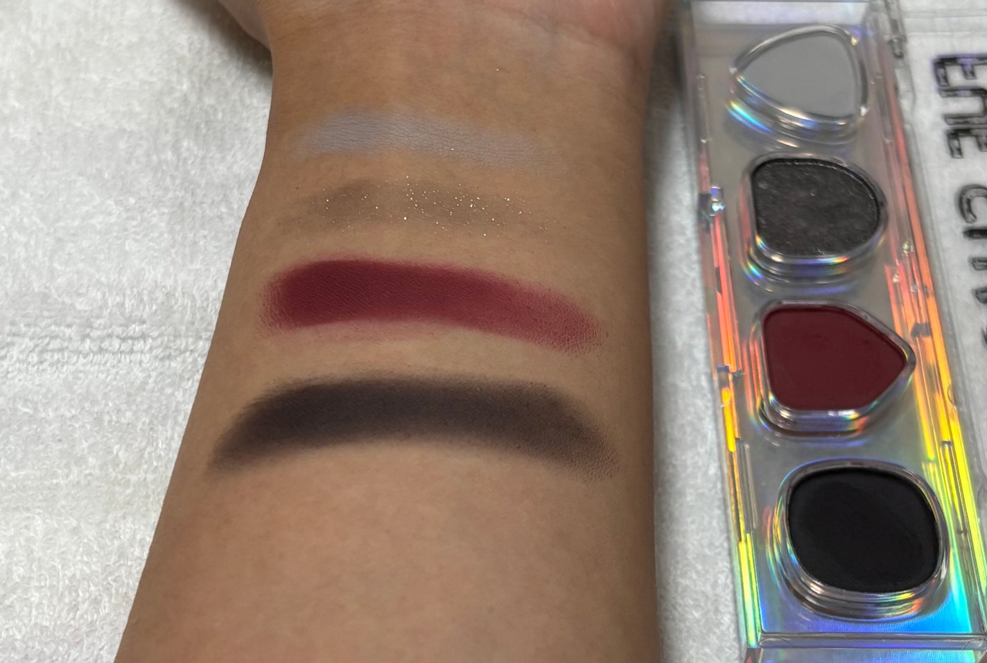 Biya Cyberpunk eye shadow Disk/BIYA/アイシャドウパレットを使ったクチコミ(3枚目)