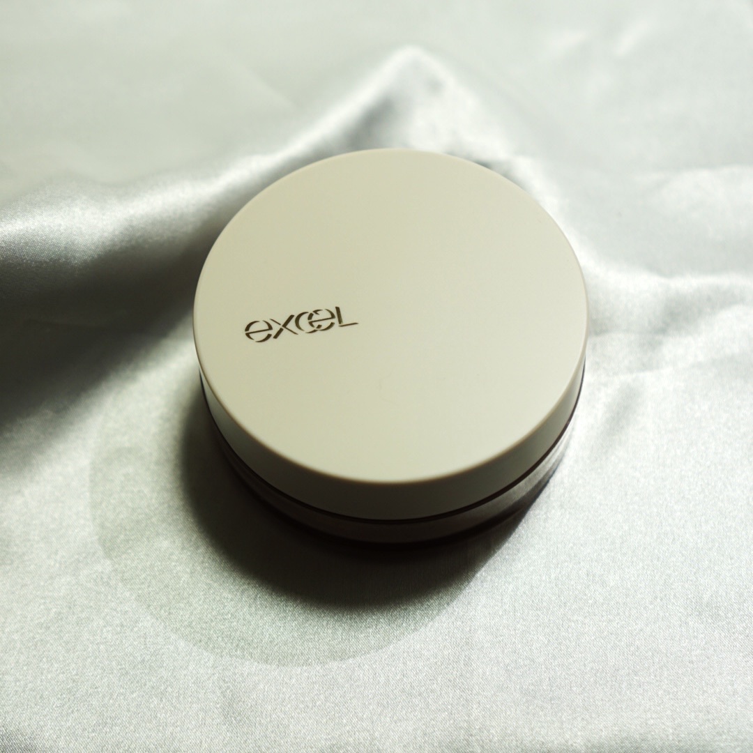 #冬本番に向けた肌仕込み 
〜しっとりパウダーでベースメイク仕上げ〜
*～*～*～*～*～*～*～*～*～*～*～*～*～*～*～*～*～*
こんにちは！リス子です🐿
今回はエクセルのパウダーを紹介します！

1商品紹介
2レビュー
3ま