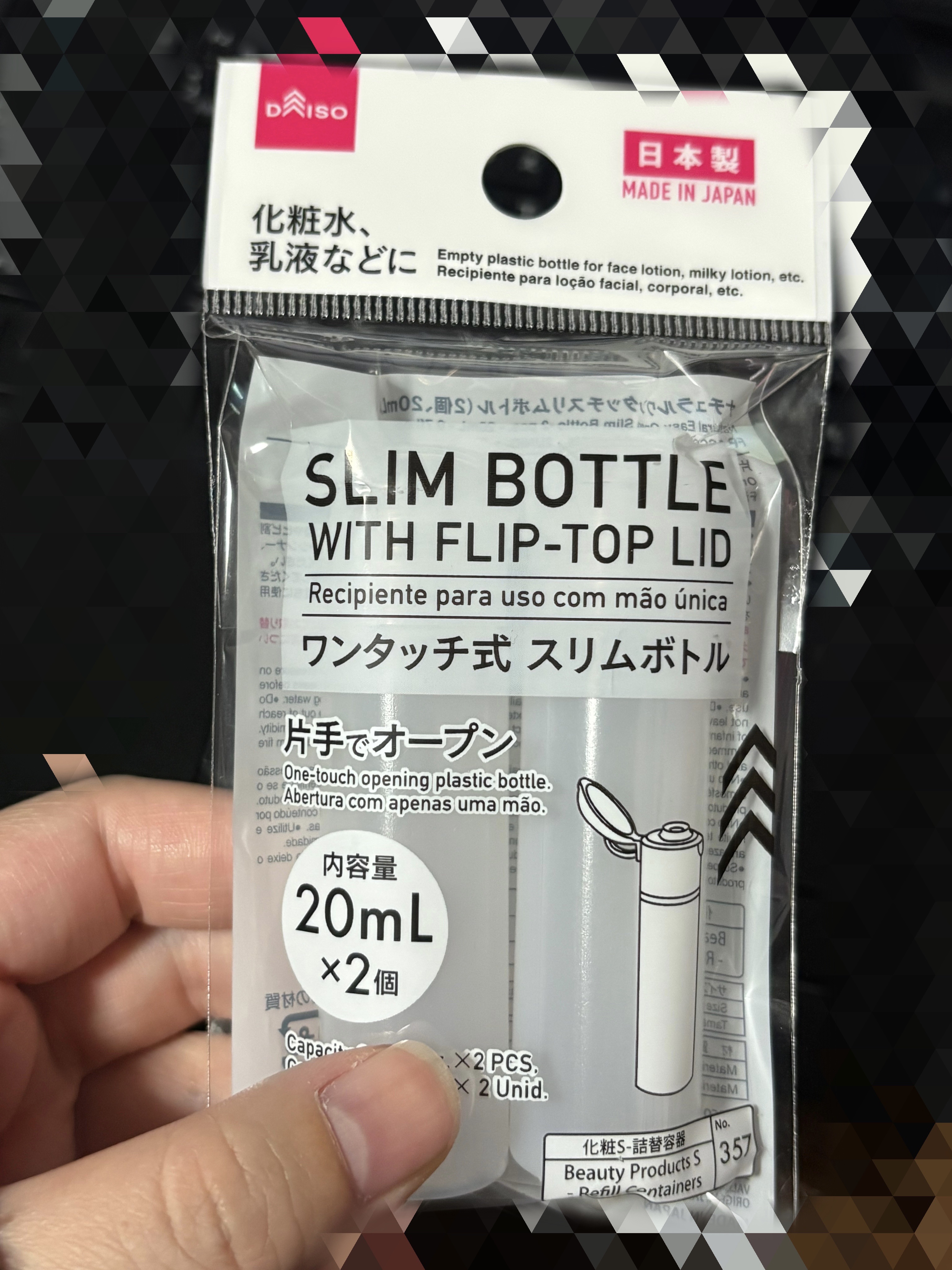 ダイソー／ワンタッチ式スリムボトル


化粧水の持ち歩き用に購入しました。
当然ですが、口が小さいので詰め替え時には注意が必要です🙂

滴下するタイプのボトルとなっています。
蓋もワンタッチなので開け閉めが簡単！

バッグの中が散らかって