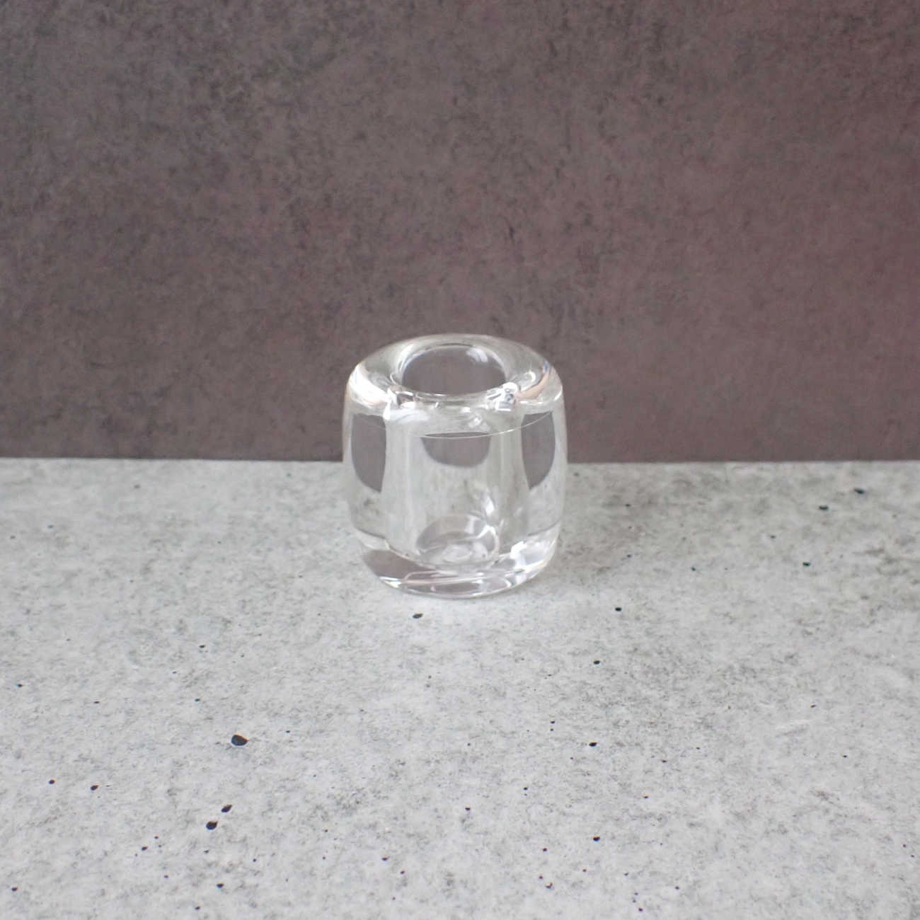 1本ずつ立てられる
1本のみ立てられる

歯ブラシを1本だけ独立して立てたい
という需要で購入した
ハブラシスタンドです。

色は「クリア」
透明のものを使用しています。

特別に太くも細くもない
歯ブラシを立てて使っていて、
ピタっとフィ