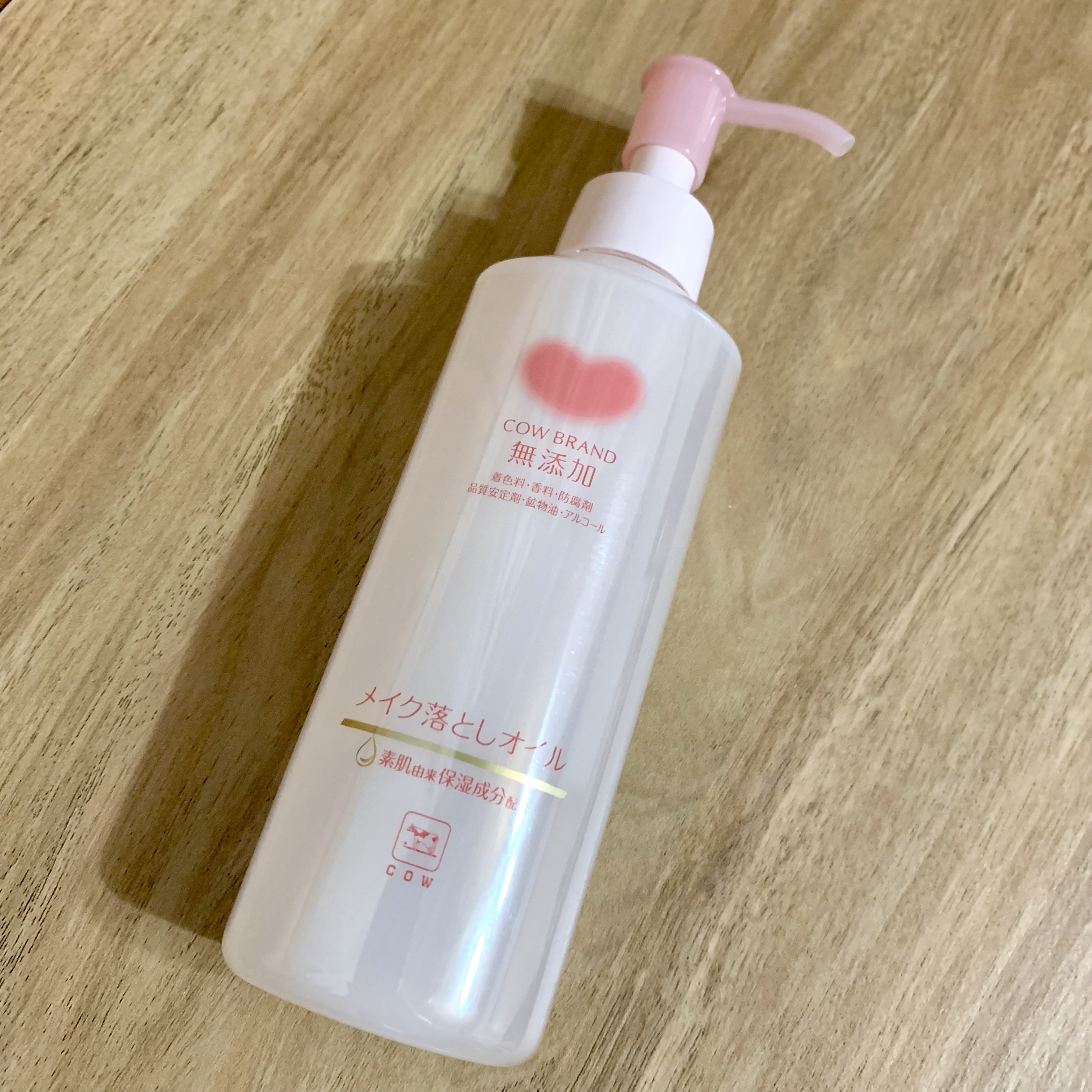 カウブランド無添加さまから頂きました。
《メイク落としオイル》
軽くなじませるだけでメイク汚れを素早く浮き上がらせてしっかり洗い落とすから、肌への負担をかけないように設計されているみたい！
するすると伸びて摩擦を感じずに使えたよ◎
無香料だ