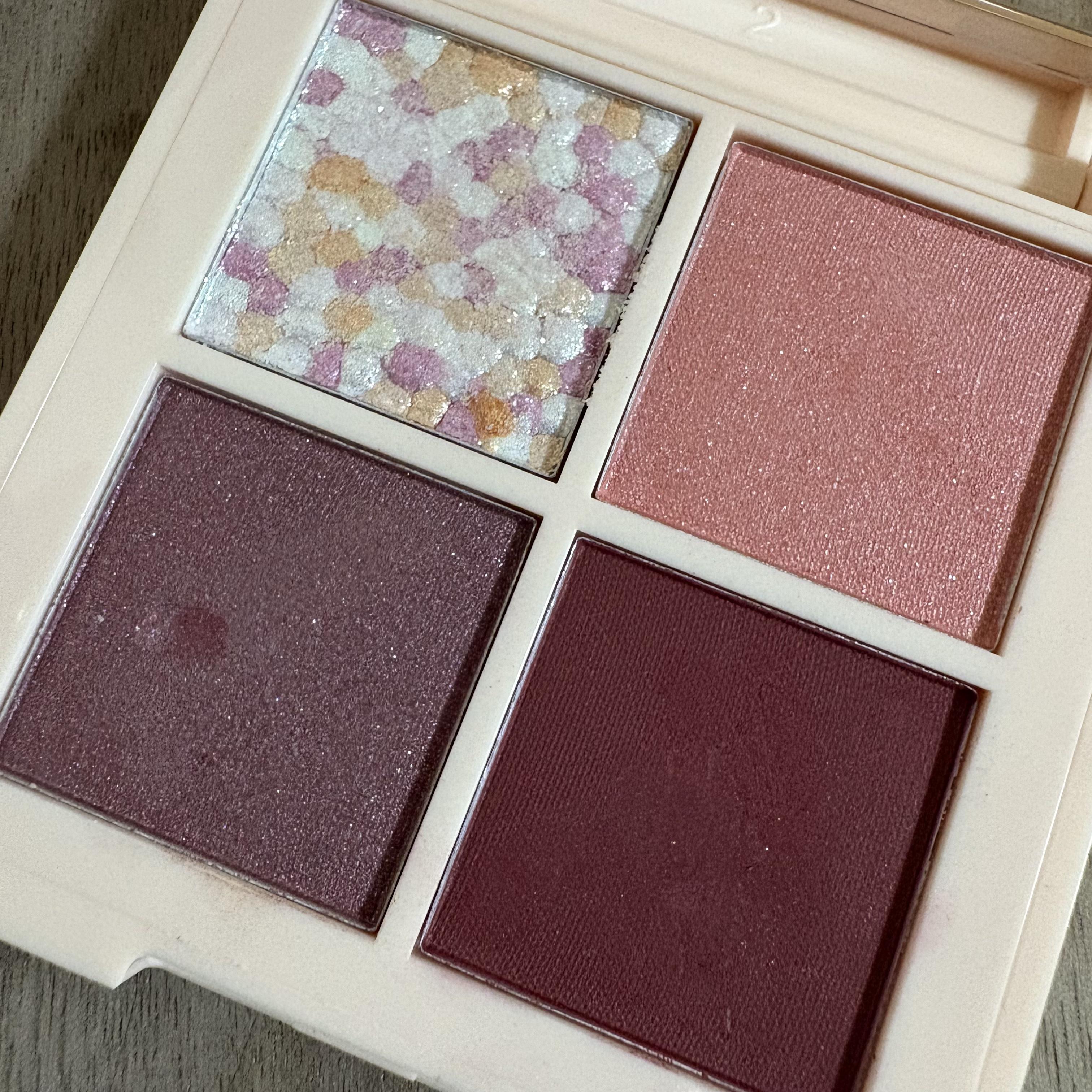 レブロン ダズル アイシャドウ クアッド/REVLON/アイシャドウパレットを使ったクチコミ（2枚目）