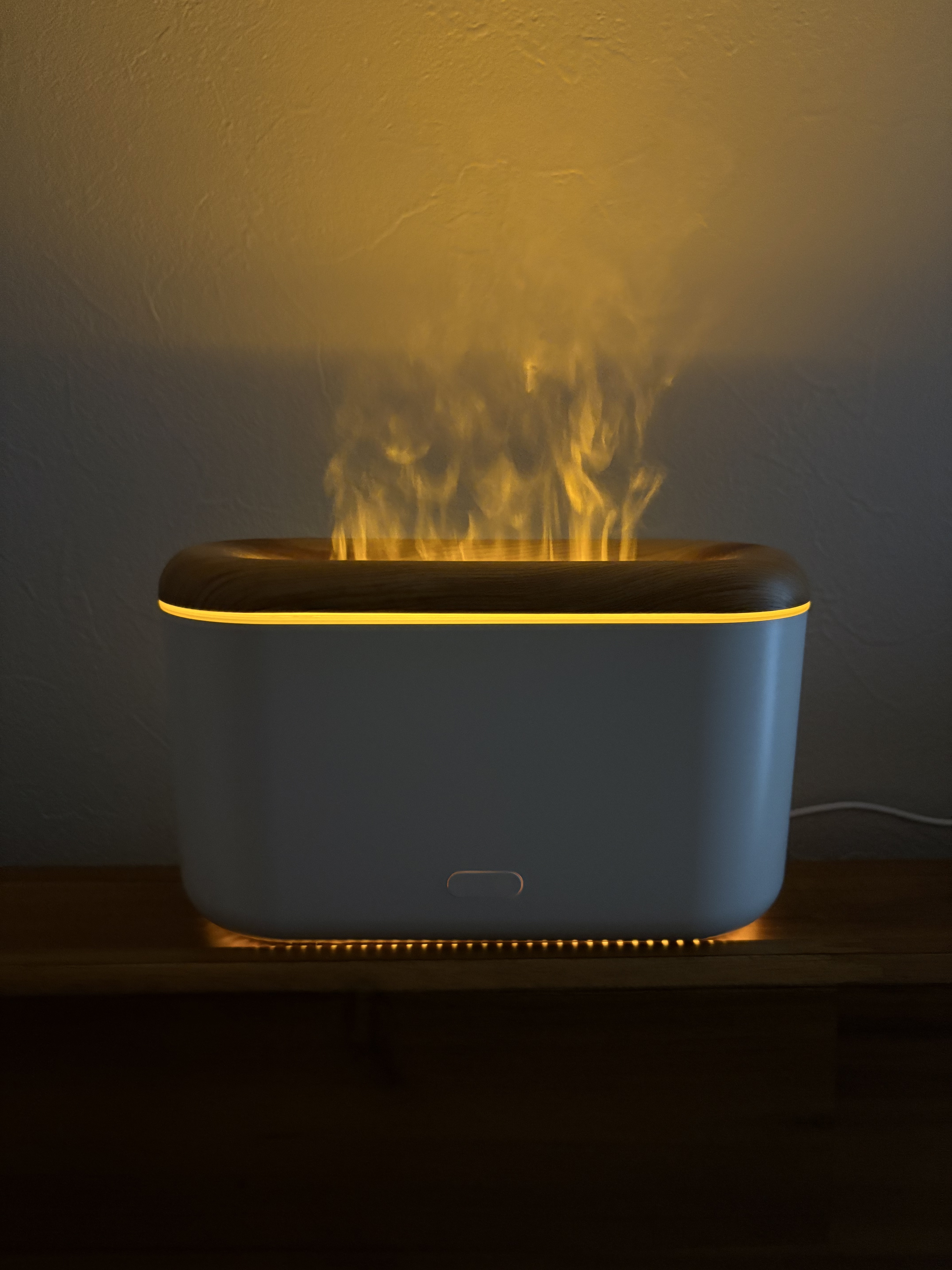 【アロミスト　フレーム】

暗い部屋で使うと炎のように光って見えるアロマディフューザー♡

寝る前に落ち着きたい時に使っています♪

ミストが出るところで広いので、しっかり香ります🥰

良質な睡眠はとても大切なので、ピローミストやアロマミ